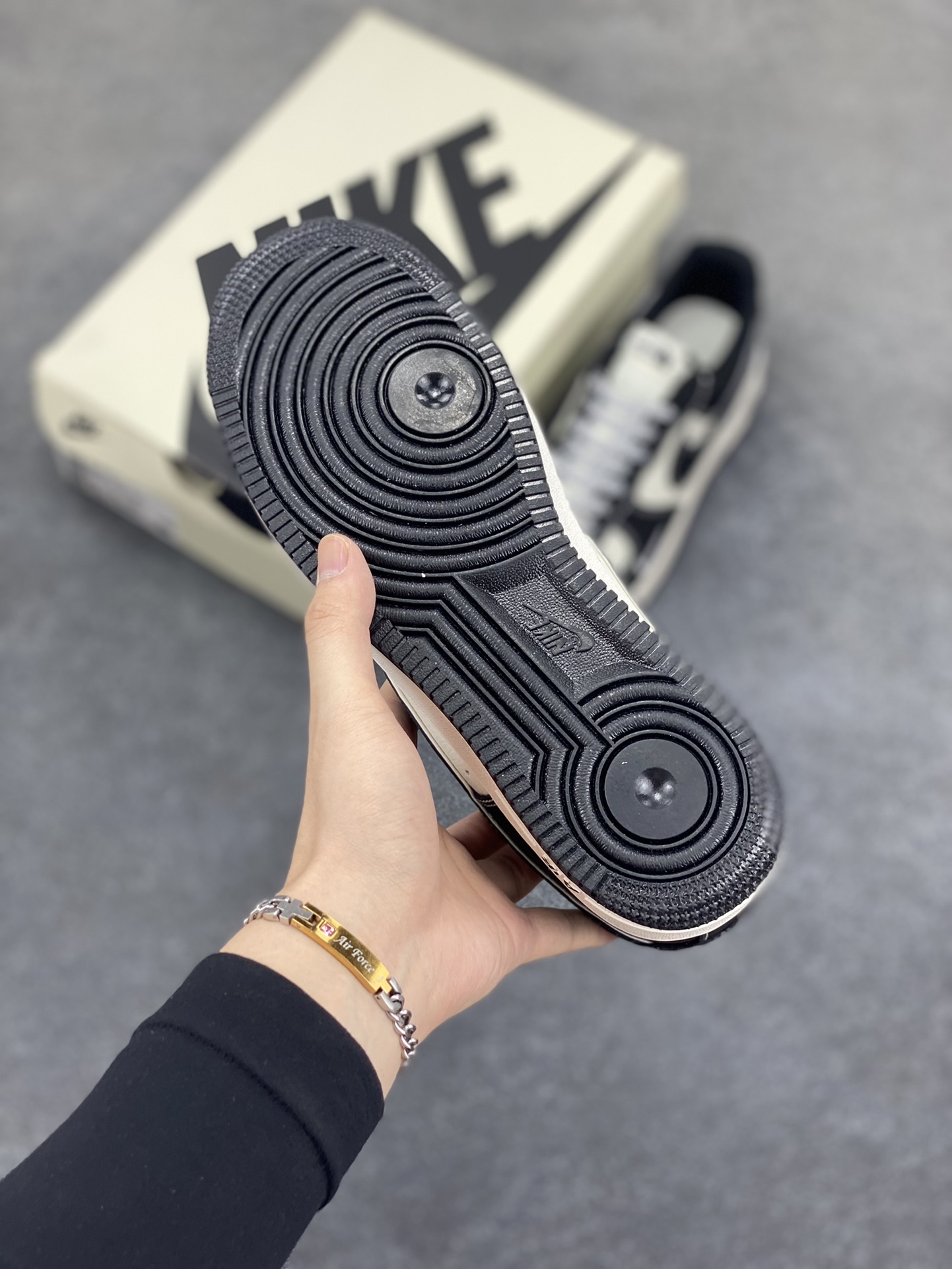 图片[5]-Nike Air Force 1 Low 空军一号低帮百搭休闲运动板鞋。柔软、弹性十足的缓震性能和出色的中底设计，横跨复古与现代的外型结合，造就出风靡全球三十多年的Force 1，直到今天还深受青睐。 货号：SJ1198-101 尺码：36 36.5 37.5 38 38.5 39 40 40.5 41 42 42.5 43 44 44.5 45-选品中心