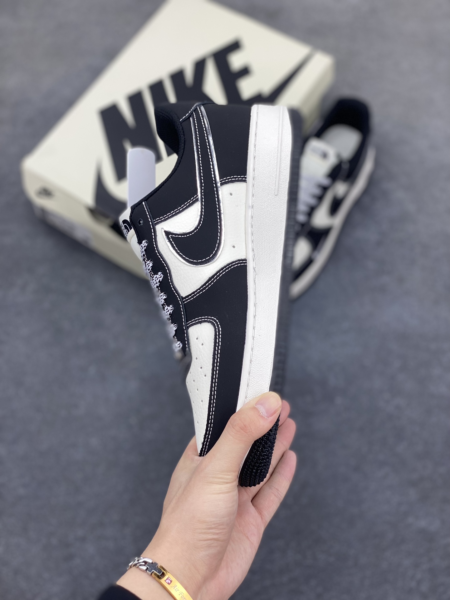 图片[3]-Nike Air Force 1 Low 空军一号低帮百搭休闲运动板鞋。柔软、弹性十足的缓震性能和出色的中底设计，横跨复古与现代的外型结合，造就出风靡全球三十多年的Force 1，直到今天还深受青睐。 货号：SJ1198-101 尺码：36 36.5 37.5 38 38.5 39 40 40.5 41 42 42.5 43 44 44.5 45-选品中心