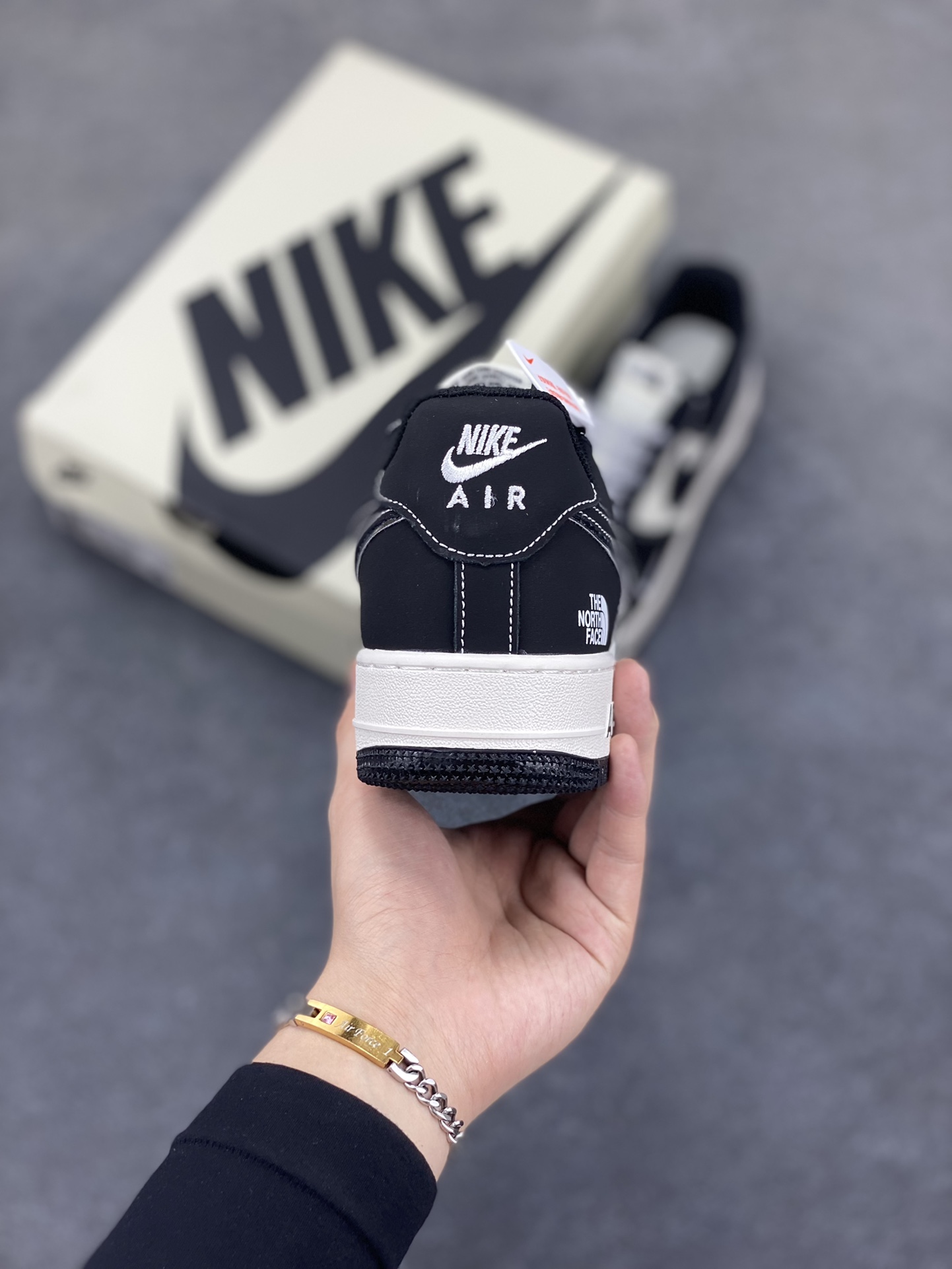 图片[4]-Nike Air Force 1 Low 空军一号低帮百搭休闲运动板鞋。柔软、弹性十足的缓震性能和出色的中底设计，横跨复古与现代的外型结合，造就出风靡全球三十多年的Force 1，直到今天还深受青睐。 货号：SJ1198-101 尺码：36 36.5 37.5 38 38.5 39 40 40.5 41 42 42.5 43 44 44.5 45-选品中心