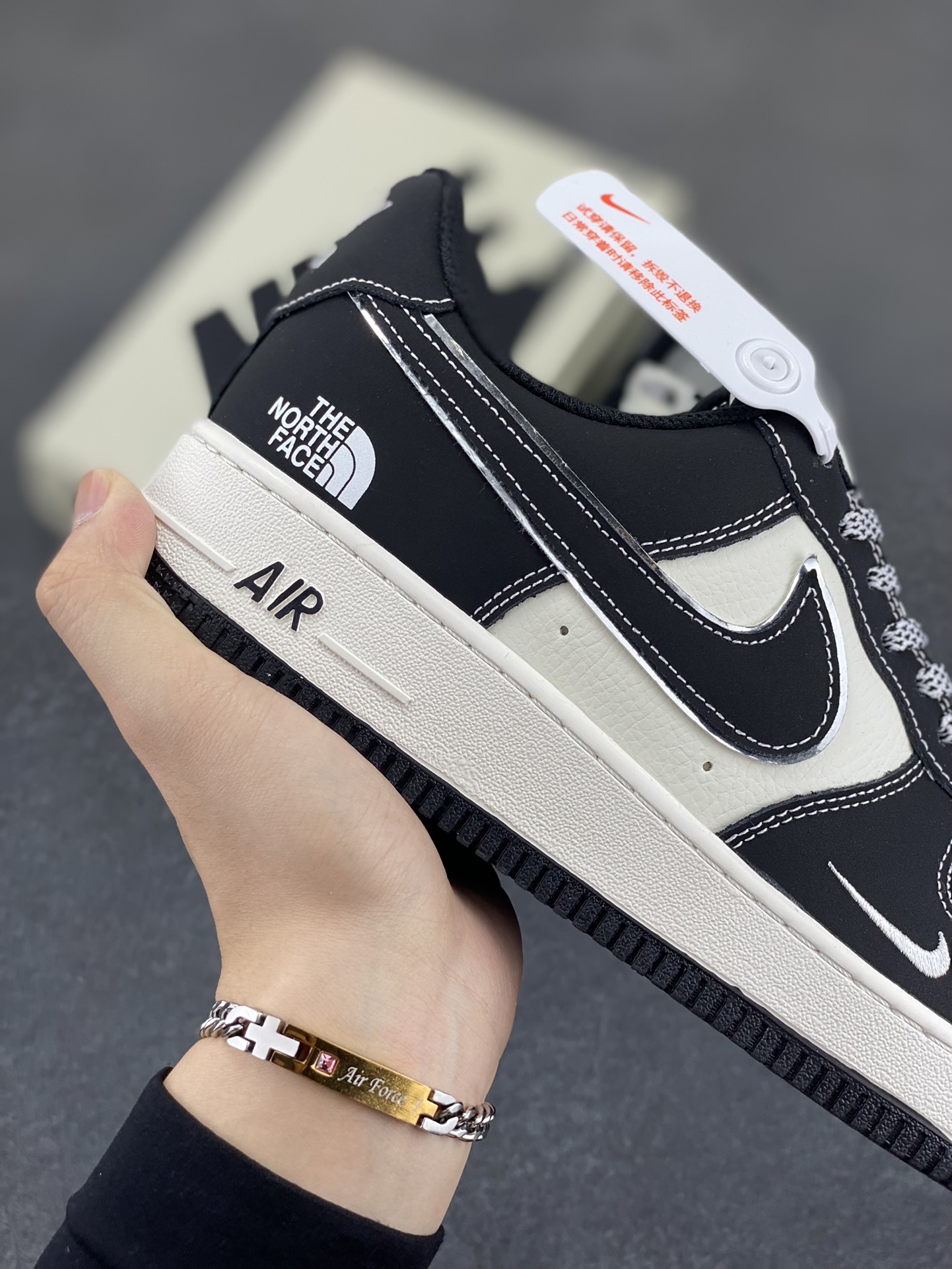 图片[6]-Nike Air Force 1 Low 空军一号低帮百搭休闲运动板鞋。柔软、弹性十足的缓震性能和出色的中底设计，横跨复古与现代的外型结合，造就出风靡全球三十多年的Force 1，直到今天还深受青睐。 货号：SJ1198-101 尺码：36 36.5 37.5 38 38.5 39 40 40.5 41 42 42.5 43 44 44.5 45-选品中心