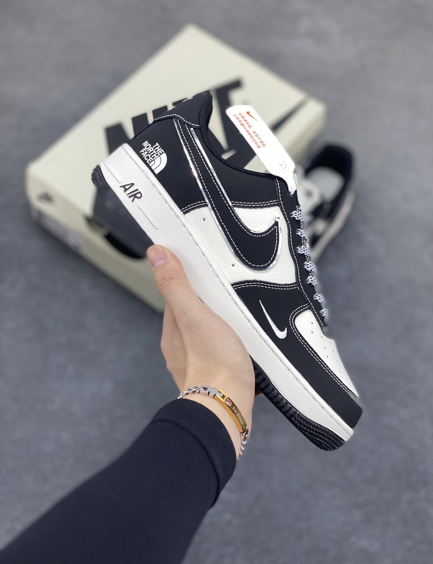 Nike Air Force 1 Low 空军一号低帮百搭休闲运动板鞋。柔软、弹性十足的缓震性能和出色的中底设计,横跨复古与现代的外型结合,造就出风靡全球三十多年的Force 1,直到今天还深受青睐。 货号:SJ1198-101 尺码:36 36.5 37.5 38 38.5 39 40 40.5 41 42 42.5 43 44 44.5 45-选品中心