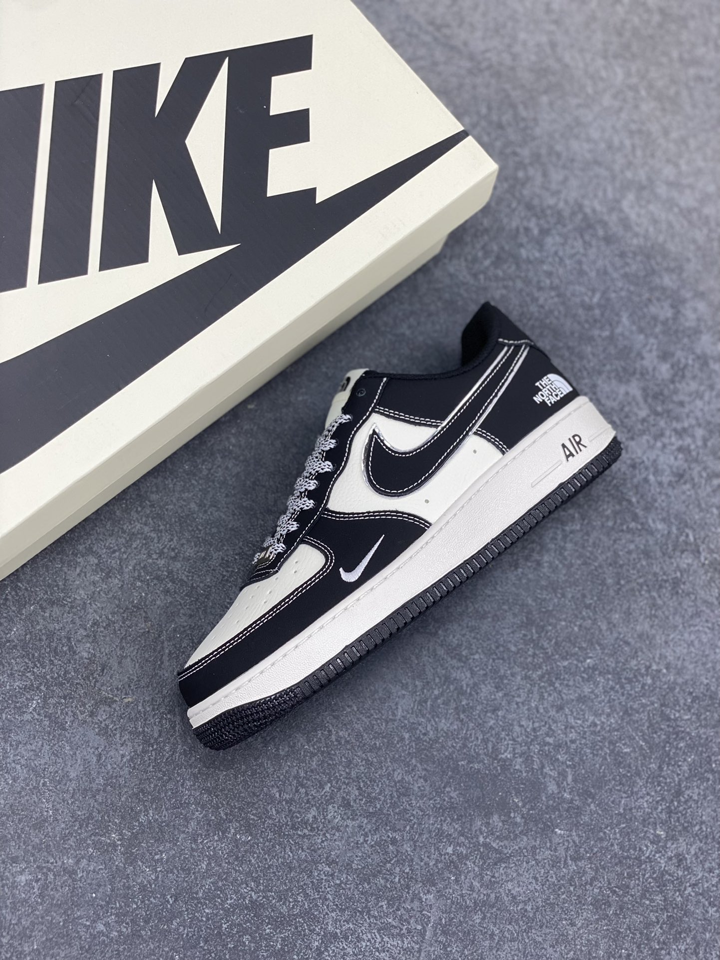 图片[7]-Nike Air Force 1 Low 空军一号低帮百搭休闲运动板鞋。柔软、弹性十足的缓震性能和出色的中底设计，横跨复古与现代的外型结合，造就出风靡全球三十多年的Force 1，直到今天还深受青睐。 货号：SJ1198-101 尺码：36 36.5 37.5 38 38.5 39 40 40.5 41 42 42.5 43 44 44.5 45-选品中心