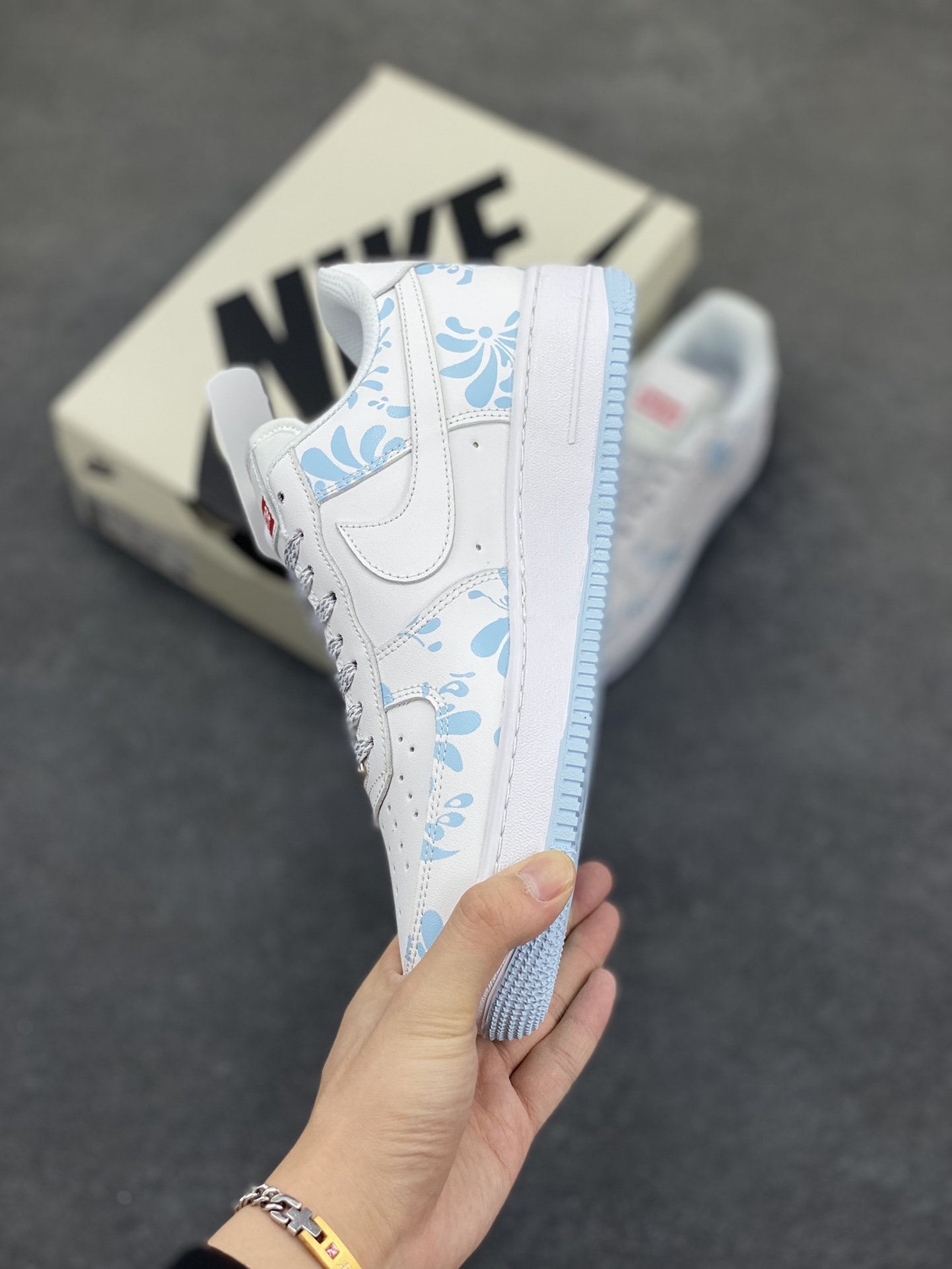 图片[3]-Nike Air Force 1 Low 空军一号低帮百搭休闲运动板鞋。柔软、弹性十足的缓震性能和出色的中底设计，横跨复古与现代的外型结合，造就出风靡全球三十多年的Force 1，直到今天还深受青睐。 货号：XX3168-137 尺码：36 36.5 37.5 38 38.5 39 40 40.5 41 42 42.5 43 44 44.5 45-选品中心