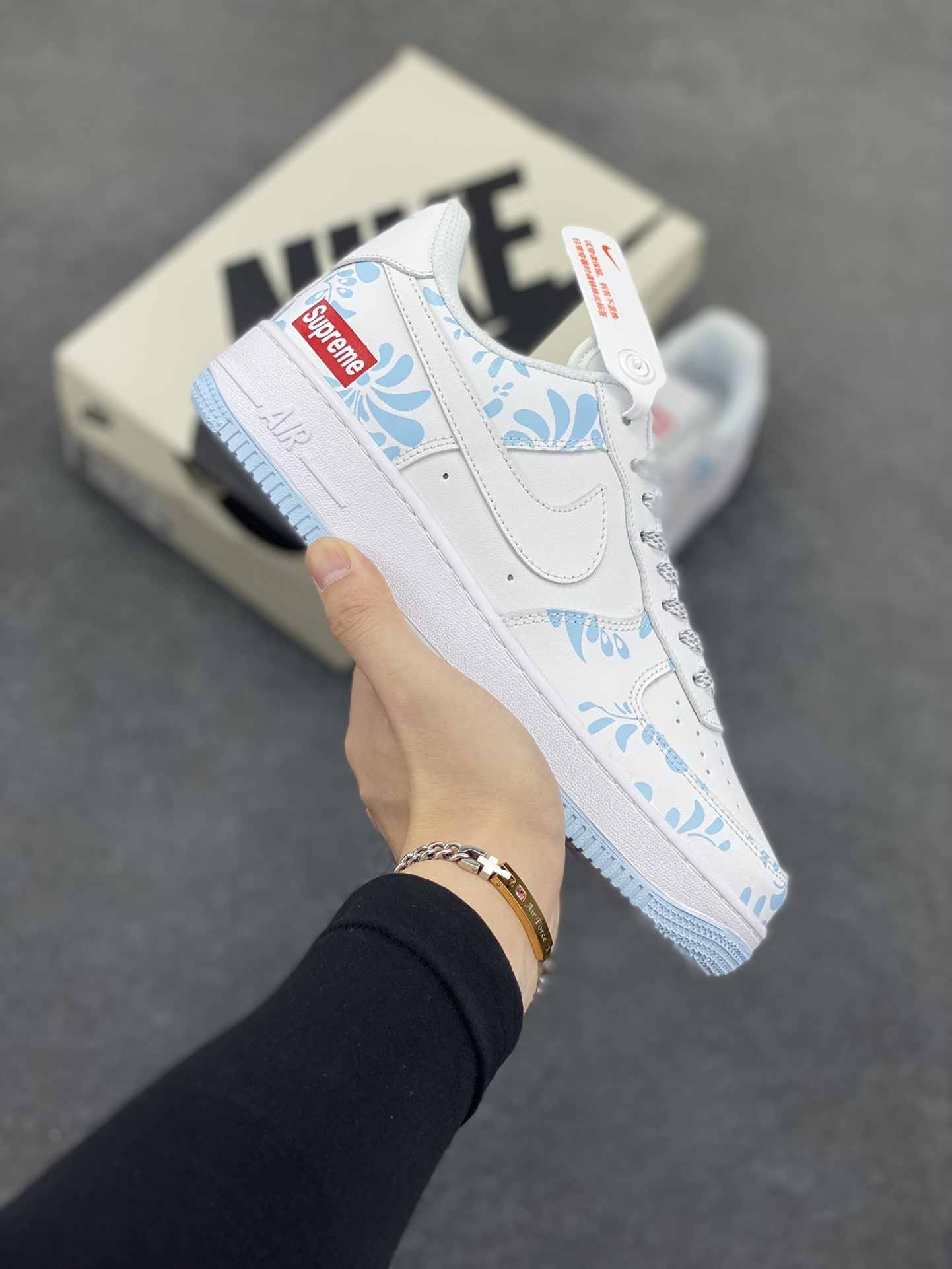 Nike Air Force 1 Low 空军一号低帮百搭休闲运动板鞋。柔软、弹性十足的缓震性能和出色的中底设计，横跨复古与现代的外型结合，造就出风靡全球三十多年的Force 1，直到今天还深受青睐。 货号：XX3168-137 尺码：36 36.5 37.5 38 38.5 39 40 40.5 41 42 42.5 43 44 44.5 45-选品中心