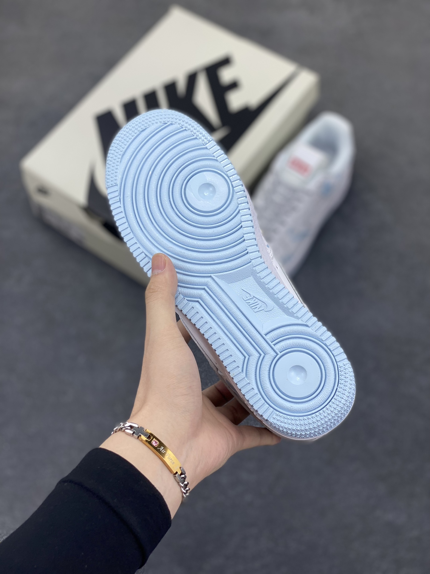 图片[5]-Nike Air Force 1 Low 空军一号低帮百搭休闲运动板鞋。柔软、弹性十足的缓震性能和出色的中底设计，横跨复古与现代的外型结合，造就出风靡全球三十多年的Force 1，直到今天还深受青睐。 货号：XX3168-137 尺码：36 36.5 37.5 38 38.5 39 40 40.5 41 42 42.5 43 44 44.5 45-选品中心