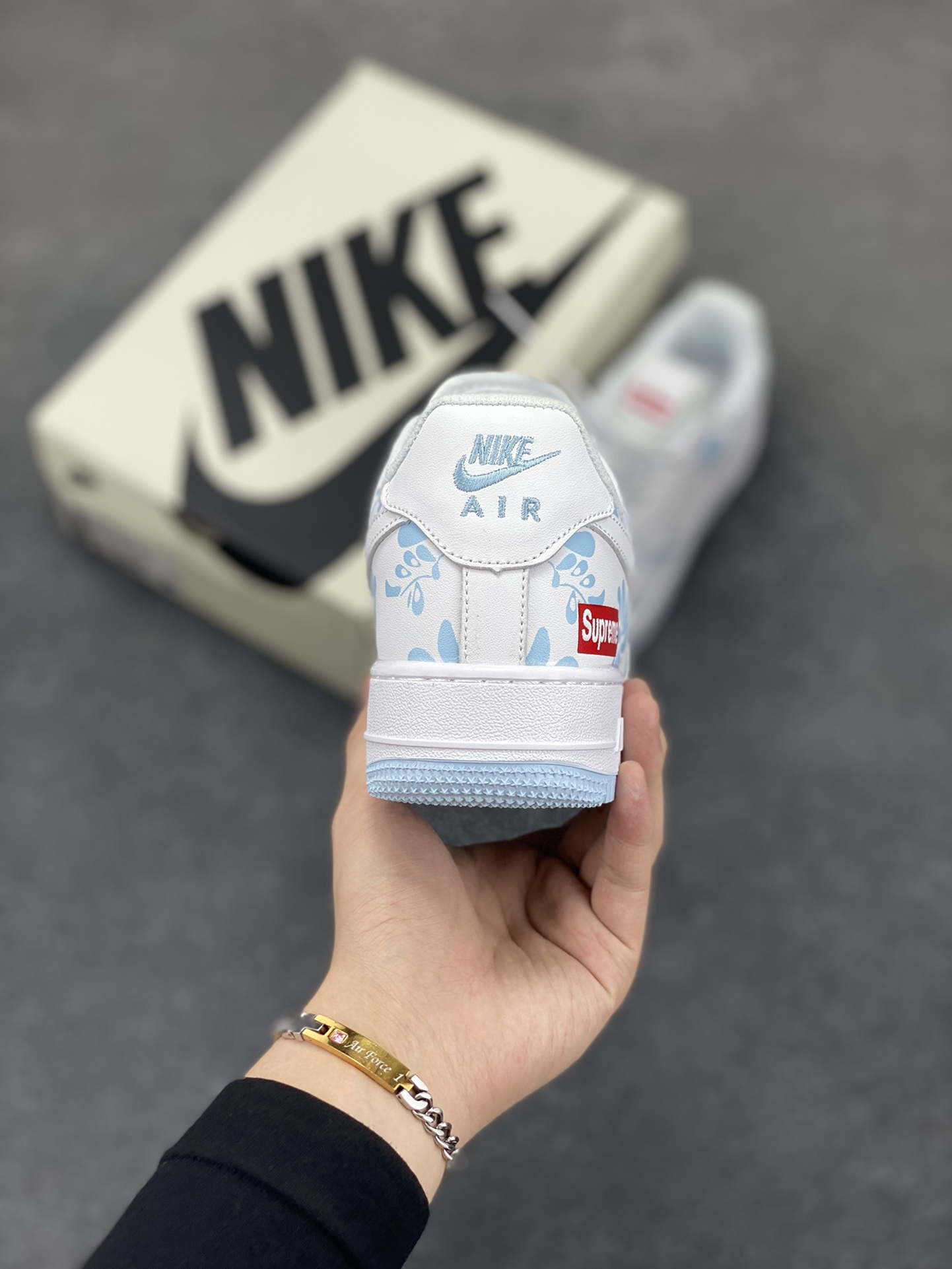图片[4]-Nike Air Force 1 Low 空军一号低帮百搭休闲运动板鞋。柔软、弹性十足的缓震性能和出色的中底设计，横跨复古与现代的外型结合，造就出风靡全球三十多年的Force 1，直到今天还深受青睐。 货号：XX3168-137 尺码：36 36.5 37.5 38 38.5 39 40 40.5 41 42 42.5 43 44 44.5 45-选品中心