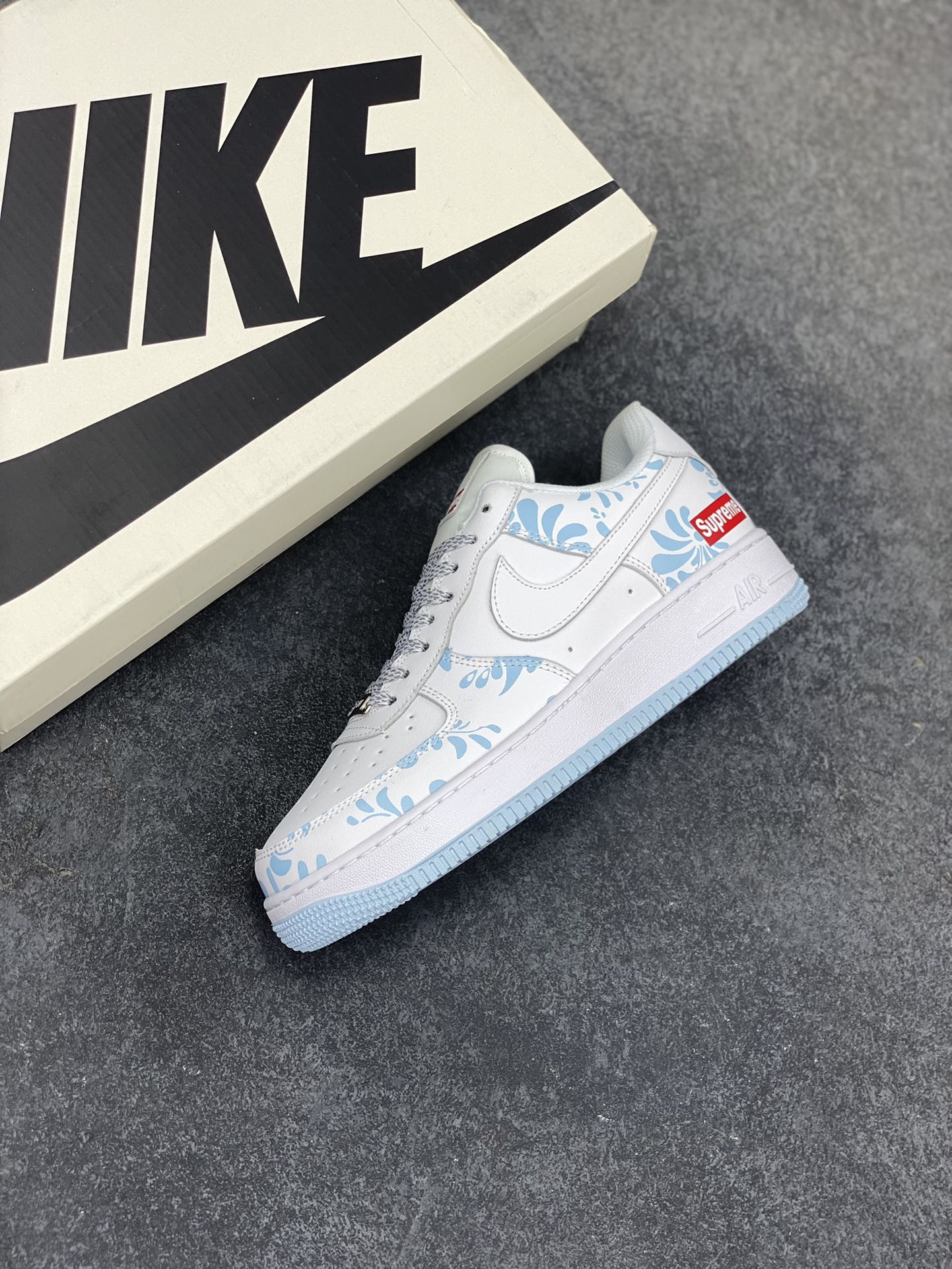 图片[7]-Nike Air Force 1 Low 空军一号低帮百搭休闲运动板鞋。柔软、弹性十足的缓震性能和出色的中底设计，横跨复古与现代的外型结合，造就出风靡全球三十多年的Force 1，直到今天还深受青睐。 货号：XX3168-137 尺码：36 36.5 37.5 38 38.5 39 40 40.5 41 42 42.5 43 44 44.5 45-选品中心