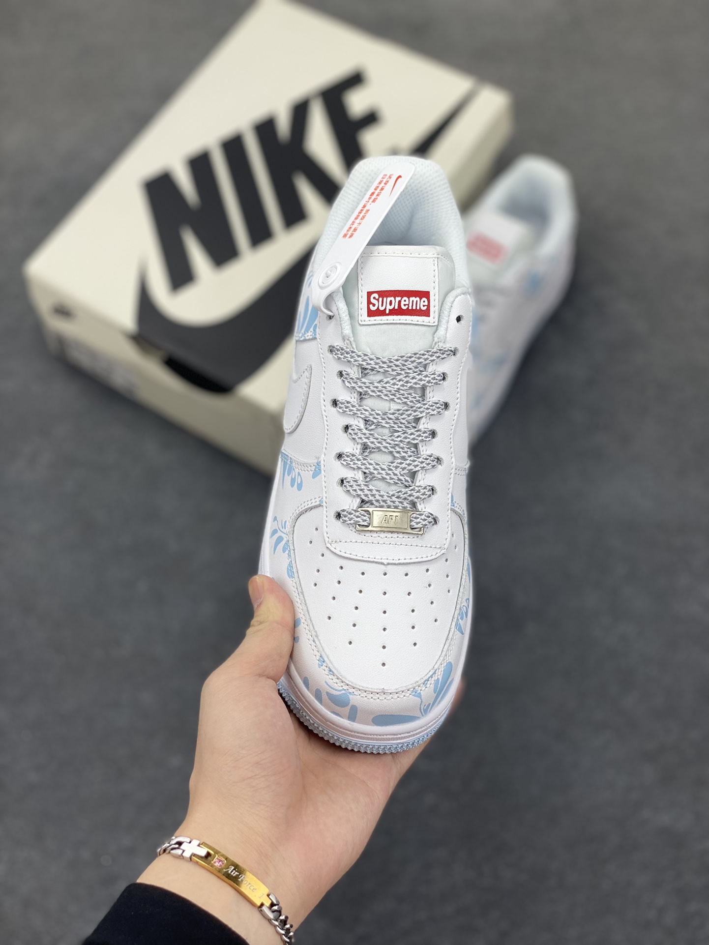 图片[2]-Nike Air Force 1 Low 空军一号低帮百搭休闲运动板鞋。柔软、弹性十足的缓震性能和出色的中底设计，横跨复古与现代的外型结合，造就出风靡全球三十多年的Force 1，直到今天还深受青睐。 货号：XX3168-137 尺码：36 36.5 37.5 38 38.5 39 40 40.5 41 42 42.5 43 44 44.5 45-选品中心
