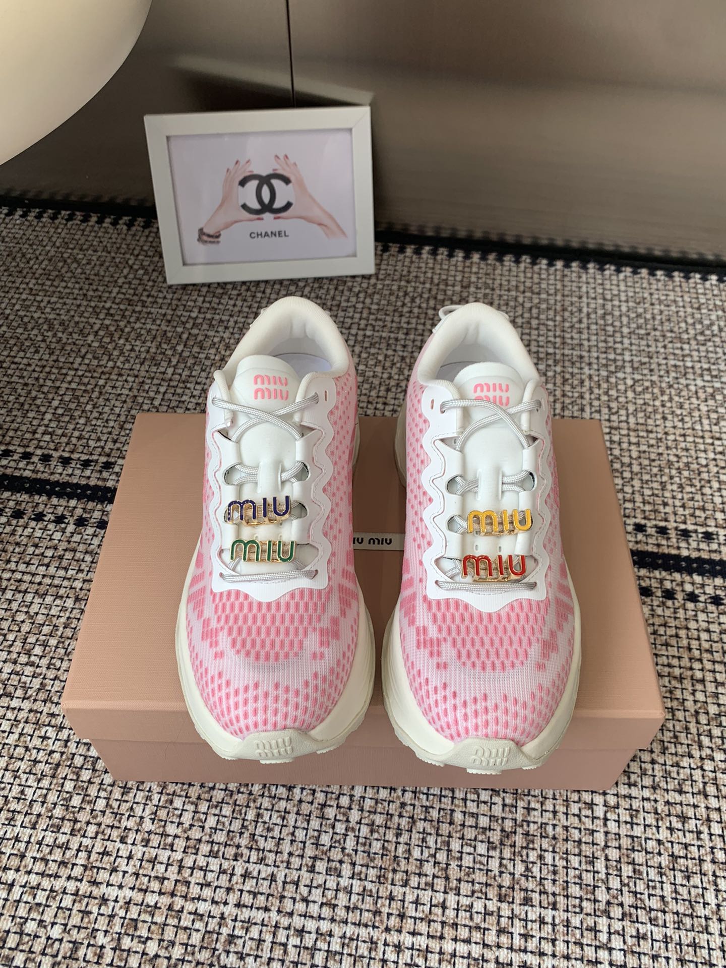 NO:511880,(Accessories 45) MiuMiu Miu Miu 2025 latest American dad shoes sports shoes ~ The most popular sneakers with a look is a must-have ~ Fashionable, high-end, easy to match with the feet, must-have for the year The latest catwalk sports dad shoes are a hit by domestic and foreign bloggers, Xiaohongshu grass planting series, retro and fashionable, beautiful and thick-soled sports shoes design, highly recognizable shoe tongue creates a Buddhist sweet casual style, full of aura and casual matching, mainly a fashionable original woven fabric surface, mixed-bred sheepskin original private model outsole size 35-40, casual shoes/sports shoes, miumiu, sneakers, sheepskin, main feature is a fashionable original woven fabric surface, mixed-bred sheepskin inner, original private model outsole size 35-40, casual shoes/sports shoes, miumiu, sneakers, sheepskin19860909（配饰45）MiuMiu缪缪 2025最新款美式老爹鞋 运动鞋 ~ 颜值担当火爆款运动鞋 不得不入的一款～时尚 高级 随意搭配上脚非常舒适 年度必入款 最新走秀款运动老爹鞋国内外博主刷爆的一款,小红书种草系列,复古又时髦上脚美炸了厚底运动板鞋设计 极具辨识度的鞋舌 打造佛系甜美的休闲风 上脚气场十足随意搭配 主打一个时尚 原版织布面 内里混种羊皮里 原版私模大底 码数35-40,休闲鞋/运动鞋,miumiu,sneakers,sheepskin,Women's Shoes