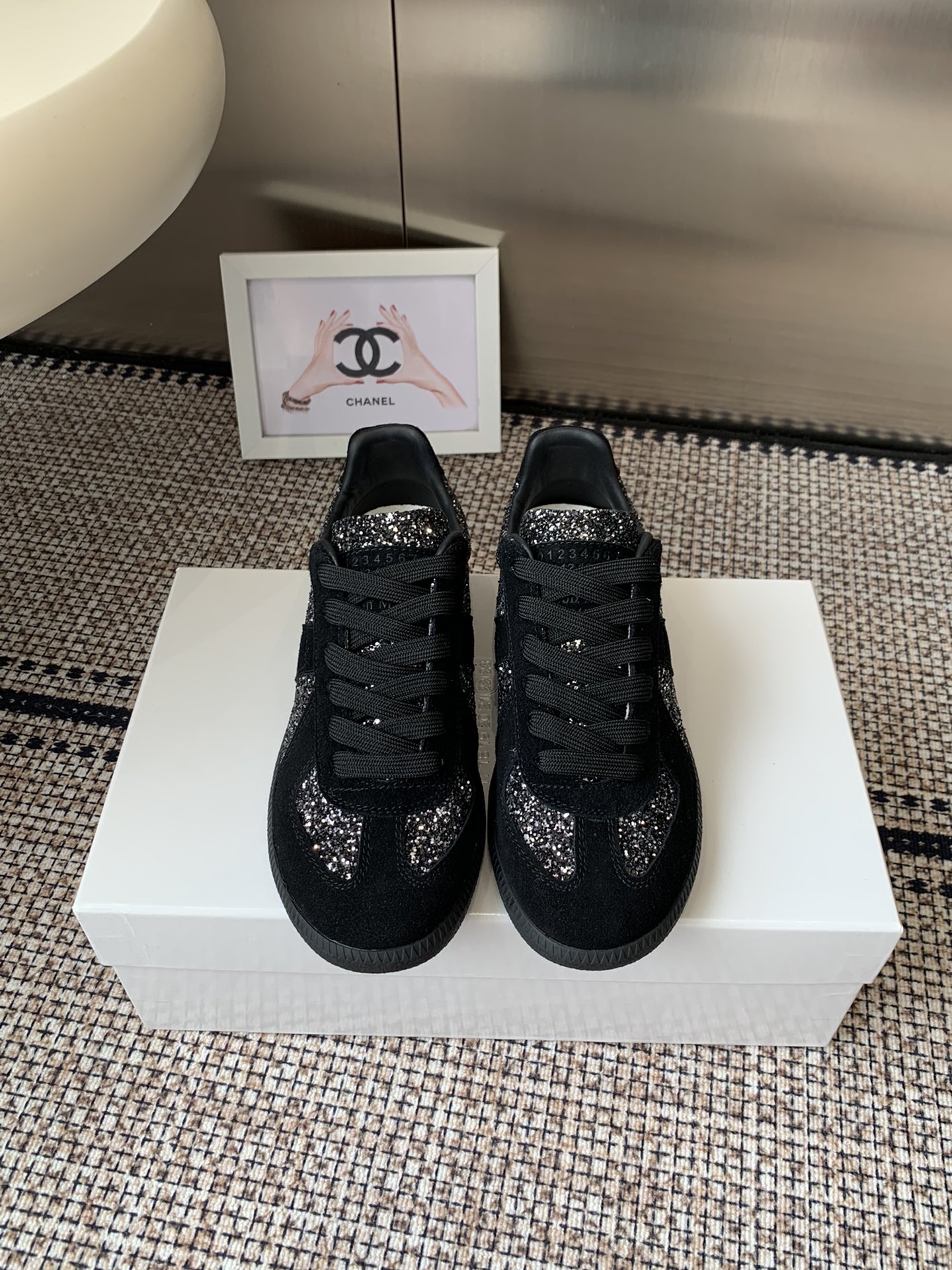 NO:511929,MaisonMargiela MM6 Classic German training shoes Casual sports shoes Couple style Giant designer brand A light luxury brand This German training shoes continues the classic T-shaped genuine leather splicing design. After many careful improvements by the design team, the soft and delicate characteristics are combined with the fashionable and fashionable fabric surface, making it both have super high softness and comfort, and at the same time maintain good breathability. Comfort and texture are parallel to each other. Easy to control any matching of all seasons. Original custom imported cowhide/suede/canvas inner imported soft sheepskin lining Original open mold rubber wear-resistant beef tendon sole size 35-40 / men 39-45 (women 40, men 45 custom-made non-return and exchange), casual shoes/sports, masion margiela,masion  Margiela,sneakers,cowhide,sheepskin,chamois leather19860909MaisonMargiela MM6 马吉拉 经典德训鞋 休闲运动鞋 情侣款 鬼才设计师品牌一个轻奢品牌 这一款德国训练鞋延续了经典的T形真皮拼接设计 经过设计团队多次的精心改良 柔软细腻的特点与时尚潮流的布面相结合 使其既有超高的柔软舒适度 又同时保持不错的透气性能~舒适与质感并行 轻松驾驭四季穿着任何搭配 原版定制进口牛皮/麂皮/帆布 内里 进口柔软羊皮里 原版开模橡胶耐磨牛筋底 码数女35-40 / 男39-45 （女40 男45定做不退换）,休闲鞋/运动鞋,masion margiela,masion margiela,sneakers,cowhide,sheepskin,chamois leather,Women's Shoes