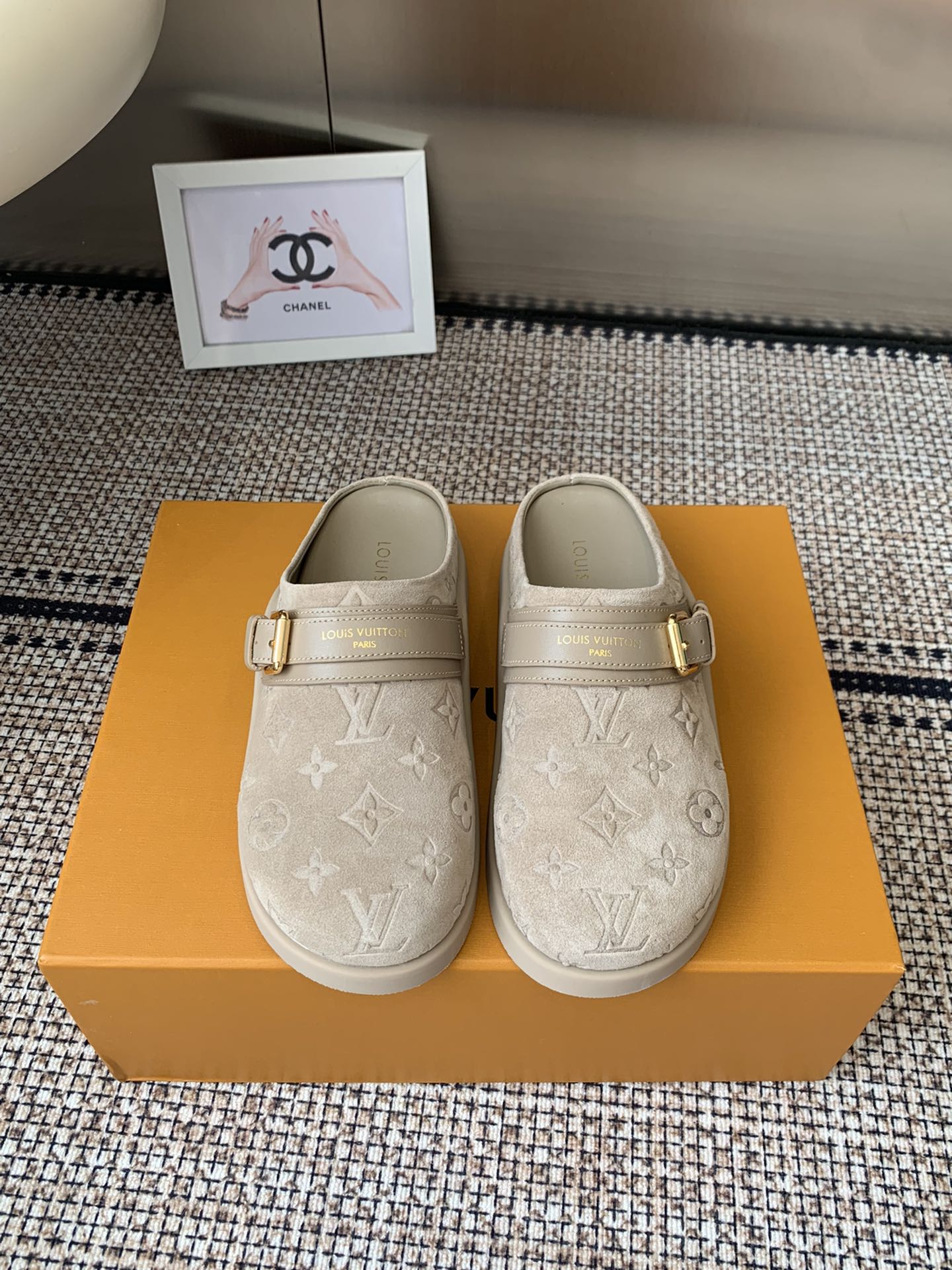 NO:511925,Louis vuitton 25ss new Birken Slippers, cute, foot feel is simply too good, side logo highlights, simple and high-end, heel-exposed design, wear and walk, lazy gossip, excellent effect on foot, closed eyes, imported frosted leather on the upper + presbyopia, hardware buckle original mold opening, inner foot pad sheepskin original mold opening high density Tpu outsole size 35-41, semi-drag, louis vuitton, slippers, sheepskin19860909Louis vuitton 25ss新品勃肯拖鞋 可可爱爱 脚感简直不要太好 侧面logo扣点睛之笔 简约又高级 露跟设计 即穿即走 懒人福音 上脚效果极佳 闭眼入 鞋面进口磨砂皮进+老花超纤 五金扣原版开模 内里垫脚羊皮 原版开模高密度Tpu大底码数35-41,半拖,louis vuitton,slippers,sheepskin,Women's Shoes