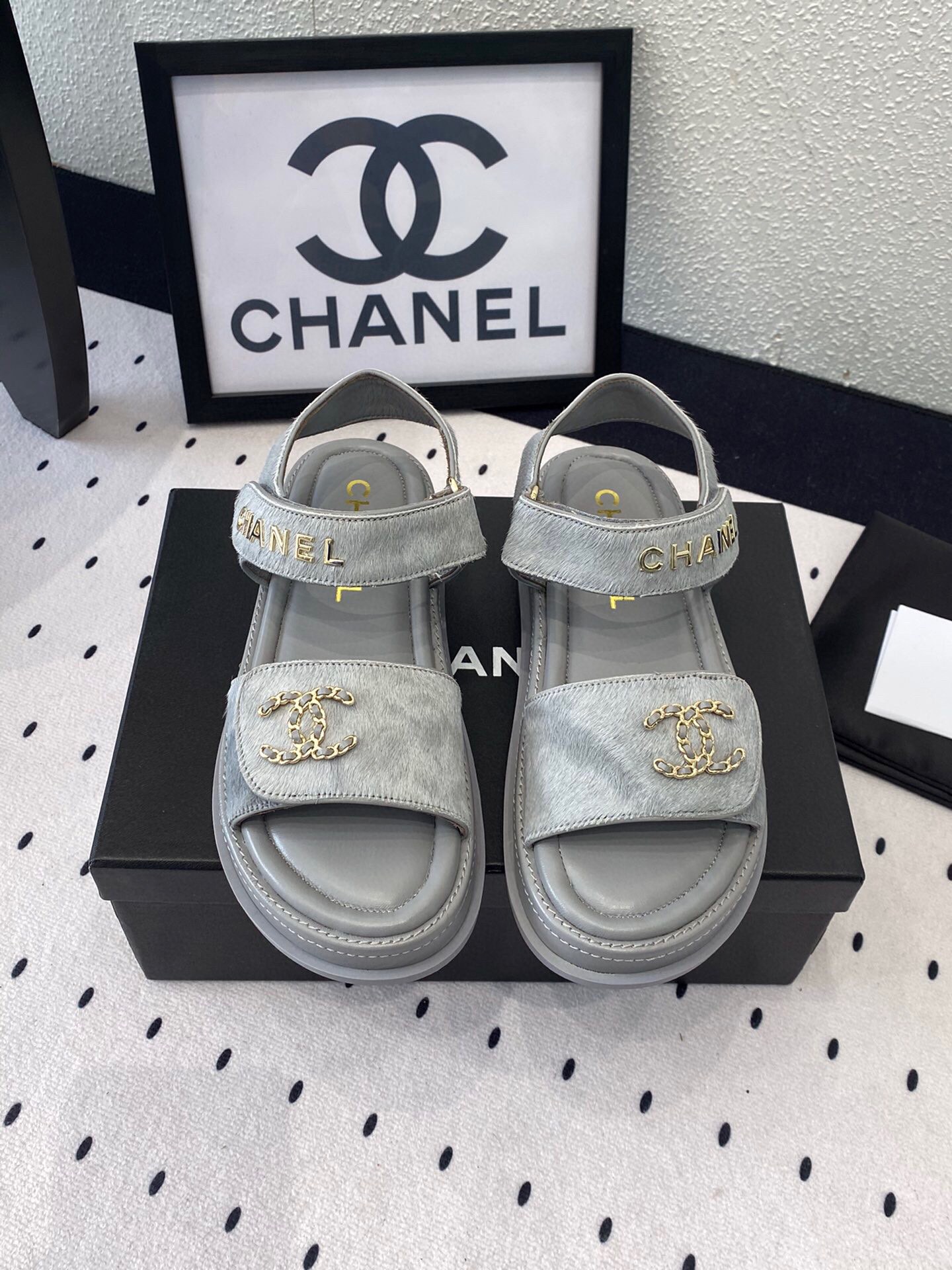 NO:407295,Chanel new early spring sandals are popular on various social platforms. Currently one of the most popular sandals. Soft and comfortable on the feet. Imported horsehair upper from Italy. Sheepskin footbed. Original molded sole. Size: 35-40 (41 customized), sandals, chanel, sandals, sheepskin19860909Chanel新款早春凉鞋各大社交平台走秀爆款 目前最热门凉鞋之一 上脚柔软舒适 意大利进口马毛鞋面 羊皮垫脚 原版开模大底 Size: 35-40 (41订做),凉鞋,chanel,sandals,sheepskin,Women's Shoes
