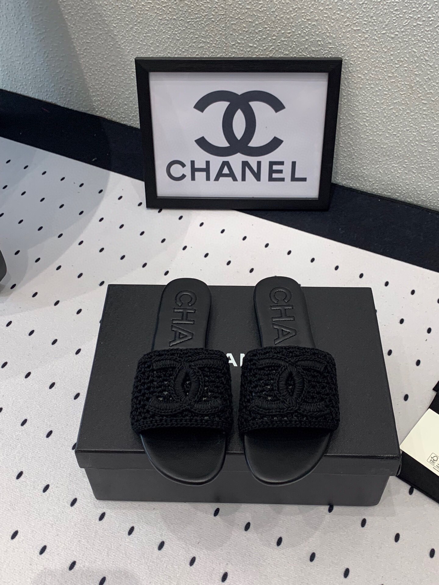 NO:407293,Chanel's new knitted slippers in early spring must-have items for this season. Chanel's heavy industry hot products in autumn and winter. A must-have for fashionable and exquisite details. Enlarge the original mold opening hardware buckle. Original knitted wool upper sheepskin footbed. Italian leather outsole. Size: 35-39 (customized for 40 and 41), slippers, chanel, chanel, slippers, sheepskin, Leather soles19860909Chanel早春新款编织拖鞋 本季秋冬季必备单品 香奈儿秋冬重工爆款 时髦精必备 简约又难以抗拒 精致细节放大看 原版开模五金扣 原版编织毛线鞋面 羊皮垫脚 意大利真皮大底.Size: 35-39（40、41定做）,拖鞋,chanel,chanel,slippers,sheepskin,Leather soles,Women's Shoes