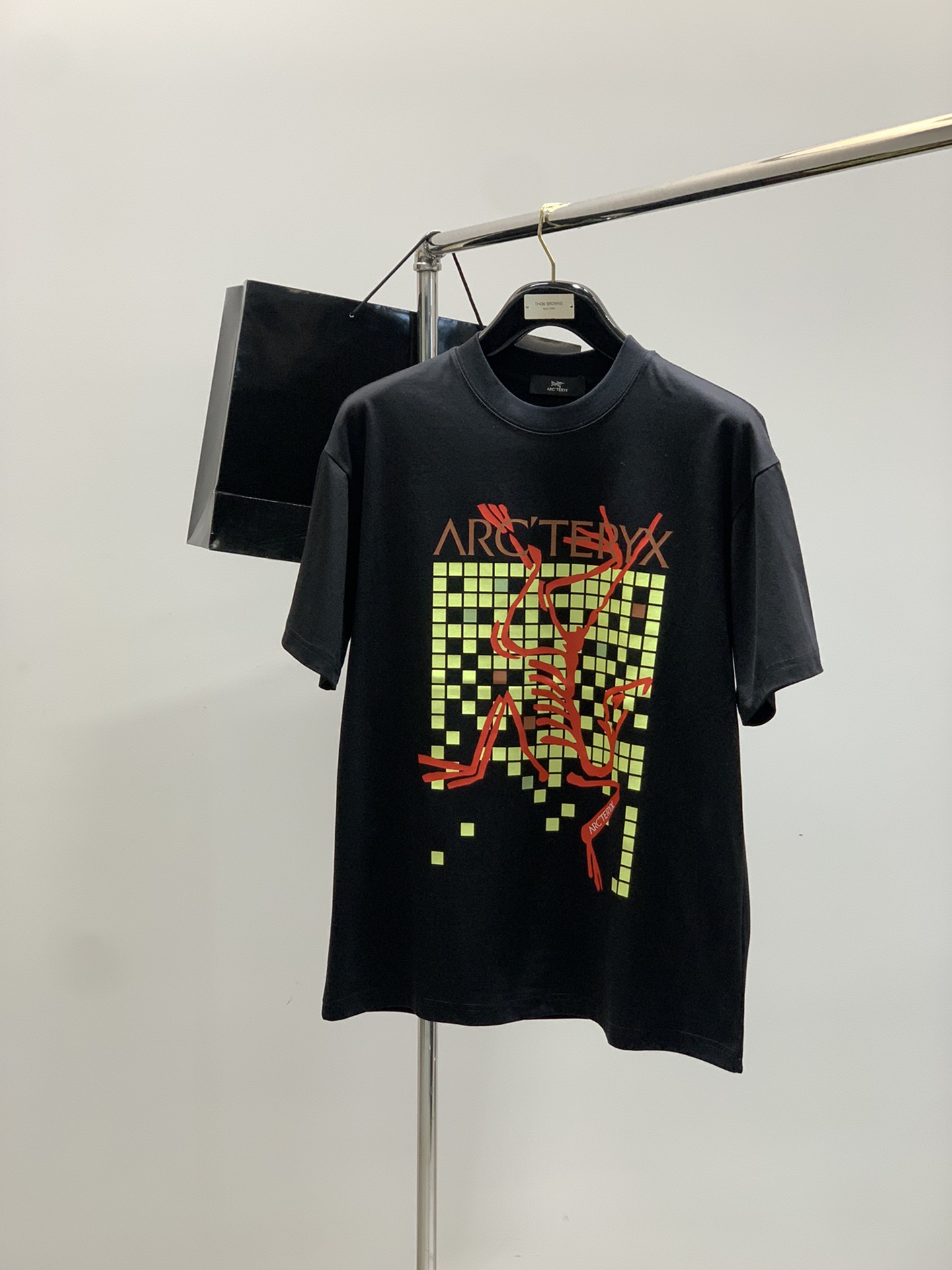 NO:424813,,ARCTERYX Archaeoptera bird, new summer AW products, fashionable and casual round neck short-sleeved T-shirts, available at the same time in counters, original singles, imported original fabrics, extremely complex craftsmanship, quite elegant and fashionable visuals, noble and elegant, from the main fabric to the detailed craftsmanship, demonstrating the ingenuity of fashion, codes S-3XL, arc'teryx, T-shirt,tees, t-shirt, alexander wang19860909,ARCTERYX 始祖鸟,夏季AW新品,时尚休闲圆领短袖T恤,专柜同步有售,原单狠货,进口原版面料,工艺极度复杂,视觉相当雅致时髦,高贵而优雅,从主体面料到细节工艺,彰显时装的匠心所在,码数S-3XL,arc'teryx,T-shirt,tees，t-shirt,alexander wang,Men's clothing