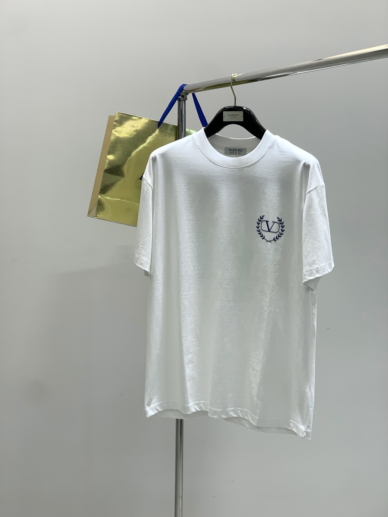 NO:454101,,Valentino Valentino, new summer products, fashionable and casual round neck short-sleeved T-shirts, available at the same time for counters, original singles, imported original fabrics, top-grade printing craft letter pattern decoration logo, must-have for trendy people, extremely high grade, exquisite craftsmanship, handsome upper body, fashionable and handsome, 2 colors recommendation, S-3XL, valentino, valentino, T-shirt, tees, t-shirt, alexander wang19860909,Valentino 华伦天奴,夏季新品,时尚休闲圆领短袖T恤,专柜同步有售,原单狠货,进口原版面料,顶级印花工艺字母图案装饰logo,潮人必备,档次极高,工艺精湛,上身帅时尚帅气,2色推荐,码数S-3XL,,valentino,valentino,T-shirt,tees，t-shirt,alexander wang,Men's clothing