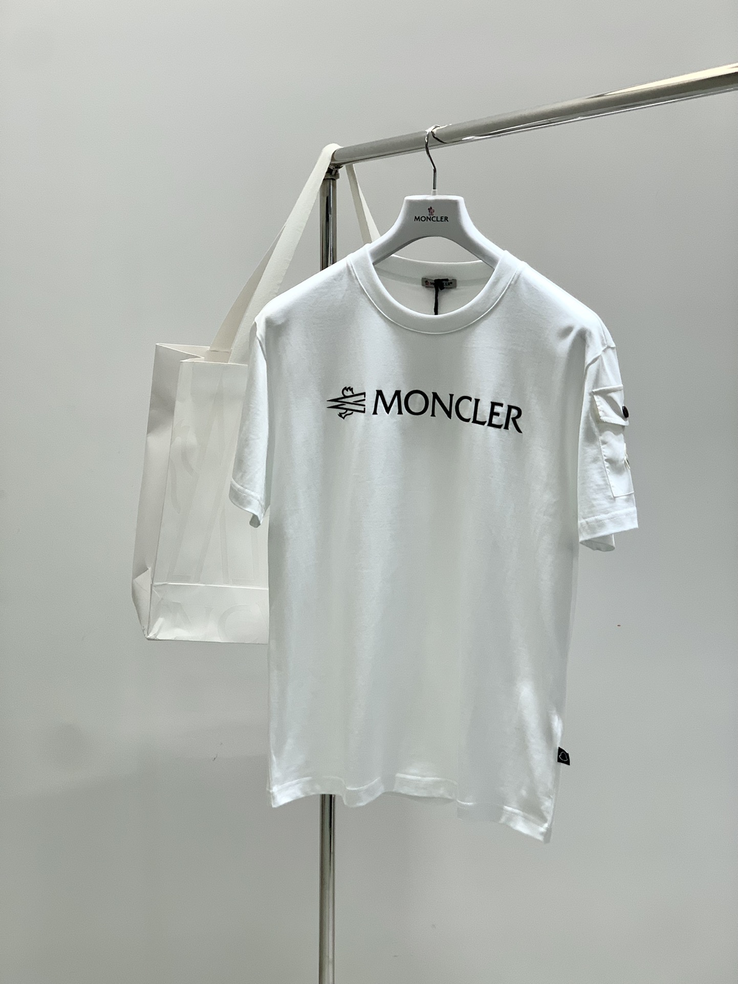 NO:424738,,Moncler cover, the latest summer product, the counter is available for sale at the same time, fashionable and casual round neck short-sleeved T-shirt, comfortable on the upper body!  Eye-catching and highlighted, using imported original fabric, top-grade printed embroidery craft letter pattern logo, simple but not lacking in fashion, fashionable and handsome upper body, 2 colors recommended, code number M-4XL, Moncler, T-shirt,tees, t-shirt,alexander wang19860909,Moncler 蒙口,夏季最新品,专柜同步有售原单狠货,时尚休闲圆领短袖T恤,上身舒适！吸睛而有亮点,采用进口原版面料,顶级印花刺绣工艺字母图案logo,简单而不失时尚,上身时尚帅气,2色推荐,码数M-4XL,,Moncler,T-shirt,tees，t-shirt,alexander wang,Men's clothing