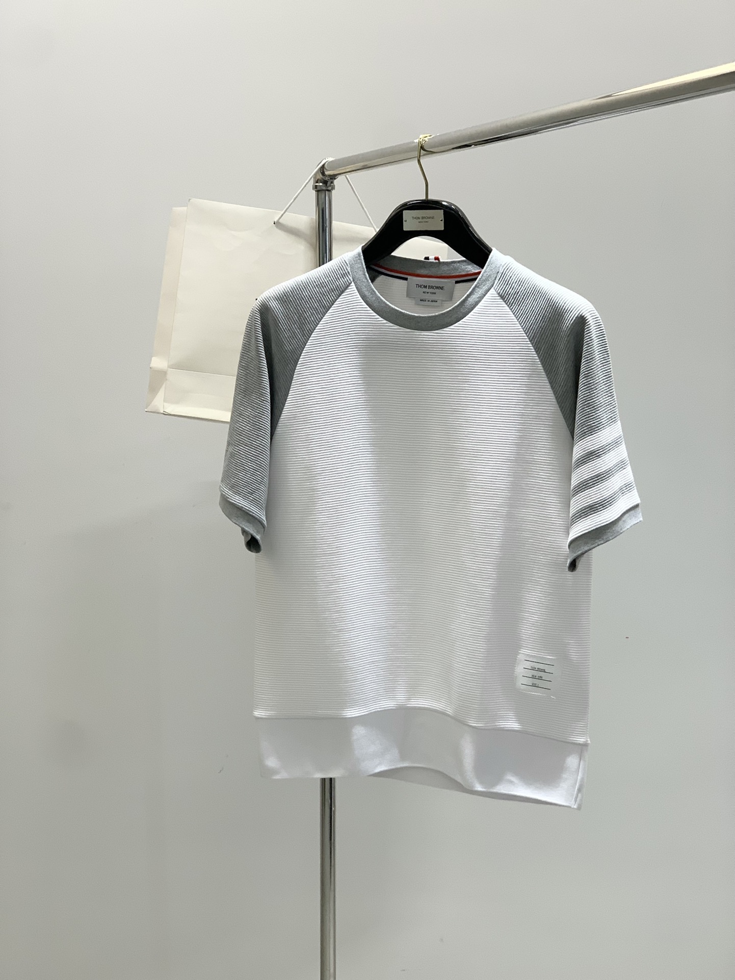 NO:454082,,Thom Browne Tom Brown, the latest summer products, fashionable and casual short-sleeved T-shirts, available at the counter at the same time, original singles, imported original fabric, excellent comfort, top-grade printing craft letter pattern logo, extremely high grade, calm and versatile, handsome and stylish on the upper body, 2 colors recommended, 1-4, thom browne, T-shirt,tees, t-shirt,alexander wang19860909,Thom Browne 汤姆·布朗 ,夏季最新品,时尚休闲短袖T恤,专柜同步有售,原单狠货,采用进口原版面料,舒适度极佳,顶级印花工艺字母图案logo,档次极高,从容百搭,上身帅气有型,2色推荐,码数1-4,,thom browne,T-shirt,tees，t-shirt,alexander wang,Men's clothing