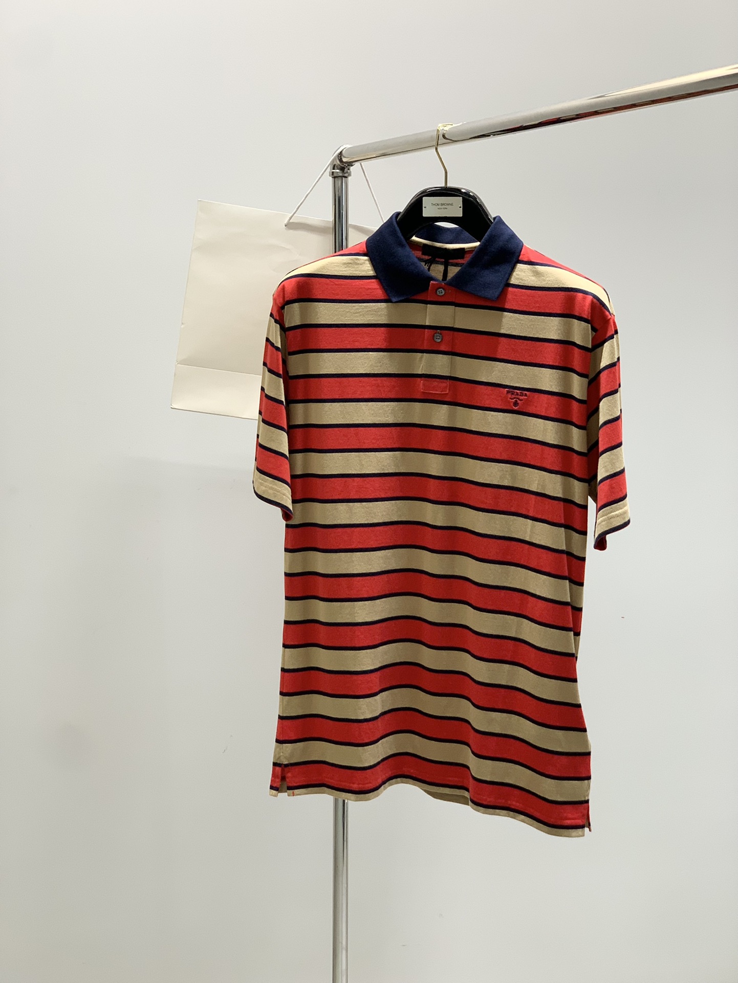 NO:454110,,PRADA Prada, the latest summer products, available at the counter at the same time, fashionable and casual lapel short-sleeved T-shirts, imported original fabrics, extremely complex workmanship, the only channel that can be used as a purchasing agent level, top-level embroidery craft letter pattern logo, extremely high grade, comfortable and versatile, handsome and stylish upper body, S-XL,,prada,prada,T-shirt,tees,t-shirt,alexander wang19860909,PRADA 普拉达,夏季最新品,专柜同步有售,时尚休闲翻领短袖T恤,进口原版面料,做工极为复杂,唯一可以做代购级别的渠道狠货,顶级刺绣工艺字母图案logo,档次极高,舒适百搭,上身帅气有型,码数S-XL,,prada,prada,T-shirt,tees，t-shirt,alexander wang,Men's clothing