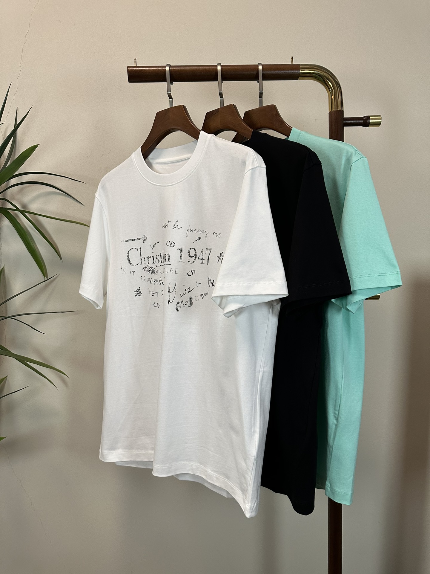 NO:428942,DIOR 2025 new round neck short-sleeved T-shirt high-end version!  Customized fabrics for counters are breathable and comfortable, with impeccable details, and the brand element design concept reflects high quality. The feel is delicate and soft!  It is casually cut, with a great upper body style!  Code number M-3XL, dior, dior, T-shirt,tees, t-shirt,alexander wang19860909DIOR 迪奥 2025新款 圆领 短袖 T恤 高端版本！专柜定制面料 透气舒适度高,细节无可挑剔,品牌元素设计理念,体现高品质.手感细腻柔软！呈现休闲裁剪,上身版型超赞！ 码数M-3XL,,dior,dior,T-shirt,tees，t-shirt,alexander wang,Men's clothing