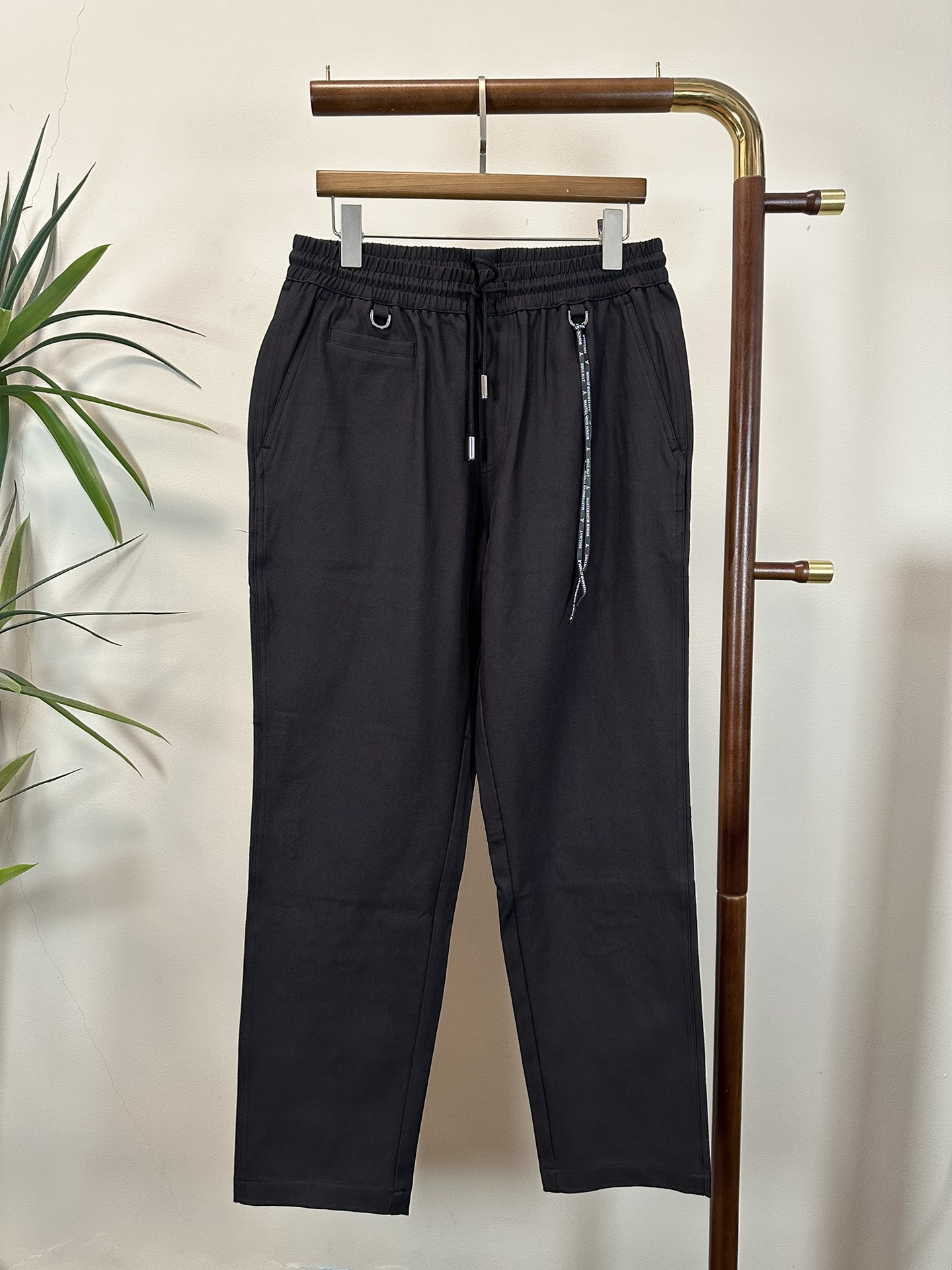 NO:428947,MMJ Skull 2025 summer new elastic strap casual pants, customized counter fabric, breathable and comfortable, impeccable details, brand element design concept, reflecting high quality. The feel is delicate and soft!  It is casually cut, with a great upper body style!  Code number M-3XL, alexander wang19860909MMJ 骷髅头 2025夏季新款松紧带休闲裤,专柜定制面料 透气舒适度高,细节无可挑剔,品牌元素设计理念,体现高品质.手感细腻柔软！呈现休闲裁剪,上身版型超赞！ 码数M-3XL,,alexander wang,Men's clothing