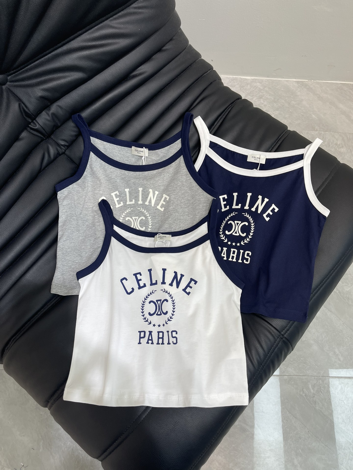 NO:425614,Celin*25 new printed contrasting suspender vest, exquisite visual effect, huge and beautiful upper body, customization latest elements 1:1 customization, low-key and luxurious!  A must-have item for fashionable things unlocks all outfits!  Determine the quality of my home!  Classic items are fashionable and high-end, and the classic style is versatile and not picky!  Higher version SML, celine,alexander wang19860909Celin*25新品印花撞色吊带背心 精致视觉效果 上身巨好看 定制最新元素 1:1定制 低调奢华！ 时髦精必备单品解锁所有穿搭！ 认准我家品质！经典单品时髦又高级 经典版型百搭不挑人！高版本 SML,,celine,alexander wang,Women's clothing