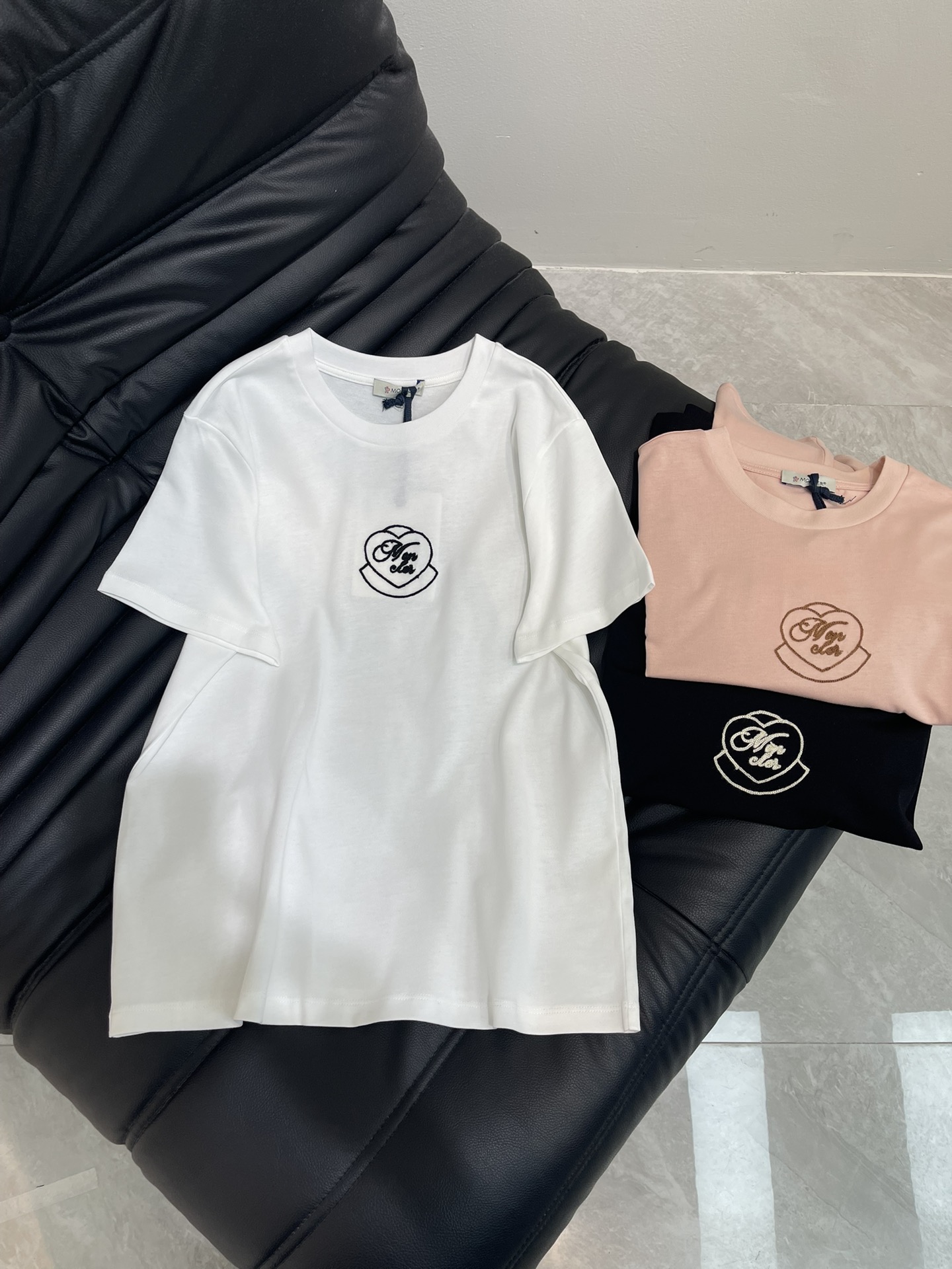 NO:427743,Moncle* 25 new round neck embroidered short-sleeved T-shirt with exquisite regular style and slimming on the upper body!  Low-key luxury!  A must-have item for fashionable things unlocks all outfits!  Determine the quality of my home!  Classic items are fashionable and high-end, and the classic style is versatile and not picky!  SML, Moncler, T-shirt,tees, t-shirt,alexander wang19860909Moncle*蒙口25新品圆领刺绣短袖T恤 精致常规版型上身显瘦！低调奢华！ 时髦精必备单品解锁所有穿搭！ 认准我家品质！经典单品时髦又高级 经典版型百搭不挑人！ SML,,Moncler,T-shirt,tees，t-shirt,alexander wang,Women's clothing