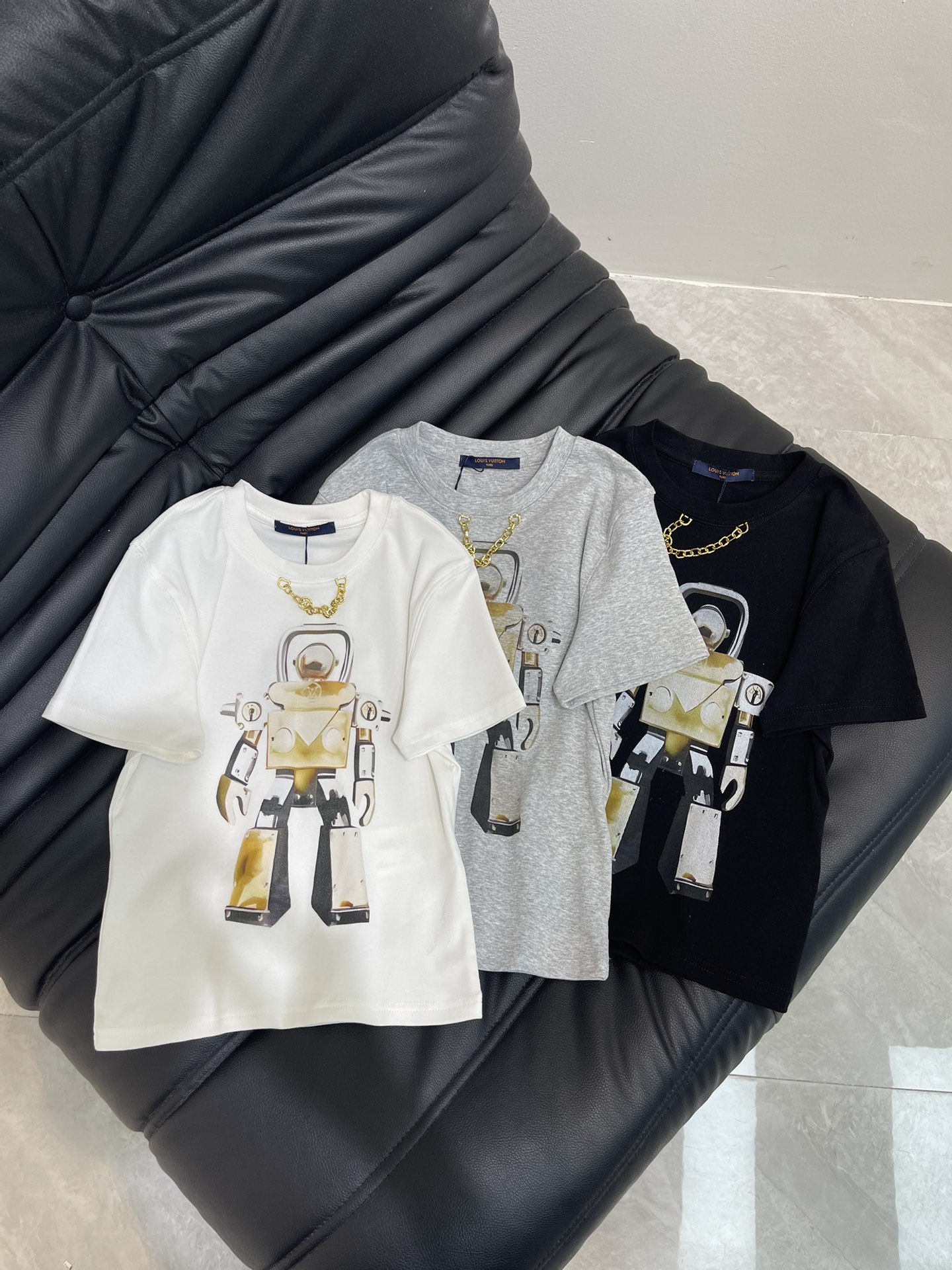 NO:425594,Louis Vuitto*25 spring and summer new elastic small version robot printed short-sleeved T-shirt. Imported pure cotton fabric, classic short small version, versatile and not picky, and the upper body is very beautiful!  SML, louis vuitton,T-shirt,tees,t-shirt,alexander wang19860909Louis Vuitto*25春夏新款弹力小版机器人印花短袖T恤.进口纯棉面料,经典短款小版型百搭不挑人,上身非常漂亮！SML,,louis vuitton,T-shirt,tees，t-shirt,alexander wang,Women's clothing