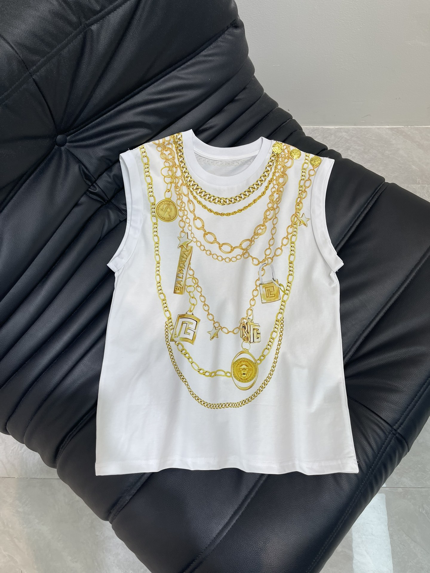 NO:425589,Balmai* Balmai 25 spring and summer new chain printed vest custom YB mercerated cotton material breathable and comfortable, full texture. Regular vest cut highlights the brand style. Made of gram-weight pure cotton, slightly elastic, presents a slim visual effect. The combination of golden chain on the chest, interspersed with brand letter elements, versatile and high-end upper body, highlights the high-end style. The inner wear is brilliant and fashionable. SML, balmain, balmain, alexander wang19860909Balmai*巴尔曼25春夏新款链条印花背心 定制YB丝光全棉材质 透气舒适 质感十足 常规背心裁剪 凸显品牌格调 采用克重纯棉制成 略带有弹力 呈现显瘦视觉效果 胸前金色链条组合造型 穿插品牌字母元素 上身百搭高级 彰显高级格调 单穿内搭都出彩时髦 SML,,balmain,balmain,alexander wang,Women's clothing