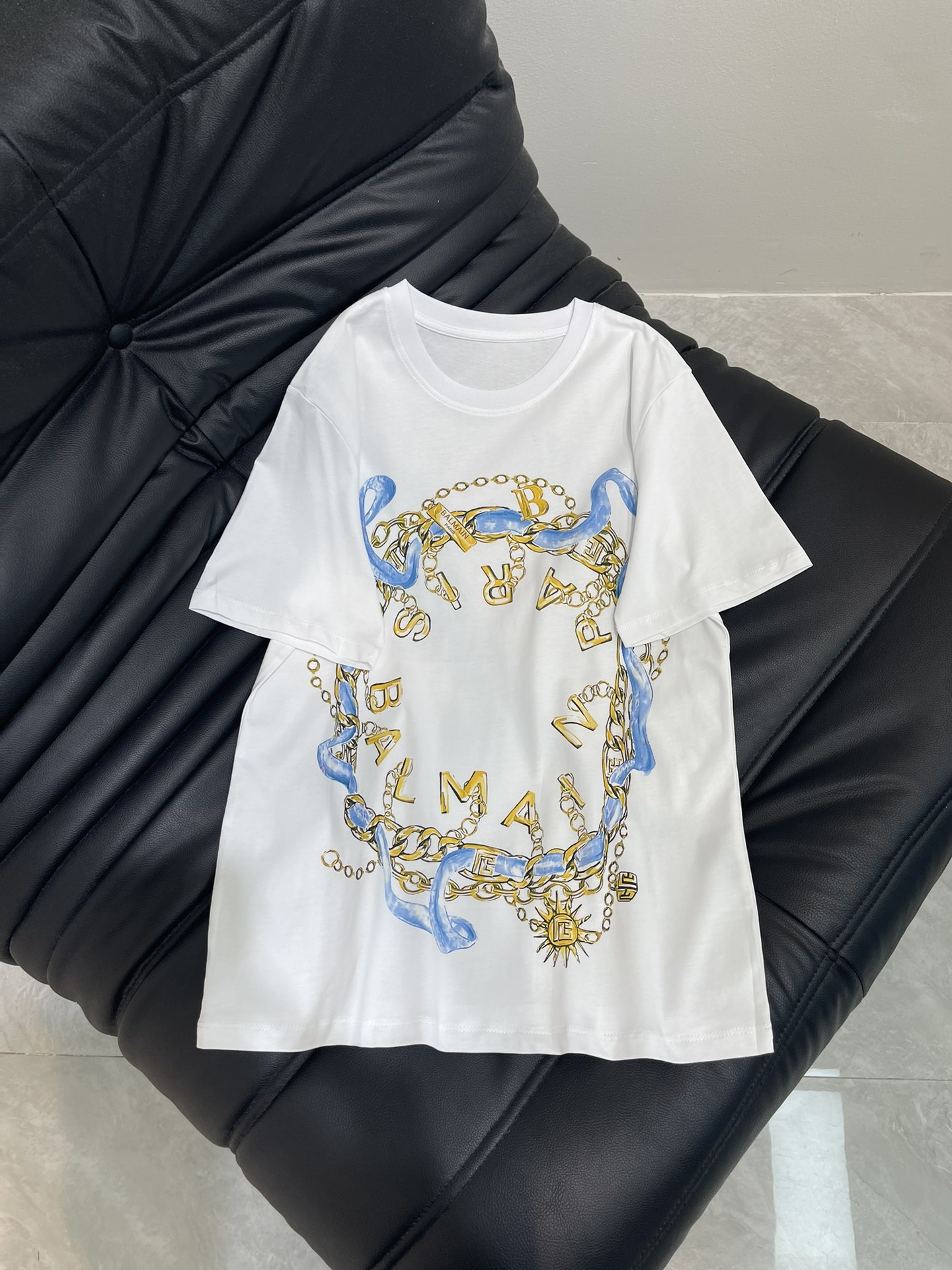 NO:425584,0Balmai* Balmai 25 spring and summer new chain printed short-sleeved T-shirt custom YB mercerated cotton material breathable and comfortable, full texture. Regular short-sleeved T-shirt cut highlights the brand style. Made of gram-weight pure cotton, slightly elastic, presents a slim visual effect. Large blue and gold color on the chest. Outline ribbon waist chain chain combination style. Interspersed with brand letter elements. The upper body is versatile and high-end. Shows high-end style. The inner wear is brilliant and fashionable., balmain, balmain, T-shirt, tees, t-shirt, alexander wang198609090Balmai*巴尔曼25春夏新款链条印花短袖T恤 定制YB丝光全棉材质 透气舒适 质感十足 常规短袖T恤裁剪 凸显品牌格调 采用克重纯棉制成 略带有弹力 呈现显瘦视觉效果 胸前大面积蓝金配色 勾勒丝带腰链链条组合造型 穿插品牌字母元素 上身百搭高级 彰显高级格调 单穿内搭都出彩时髦,,balmain,balmain,T-shirt,tees，t-shirt,alexander wang,Women's clothing