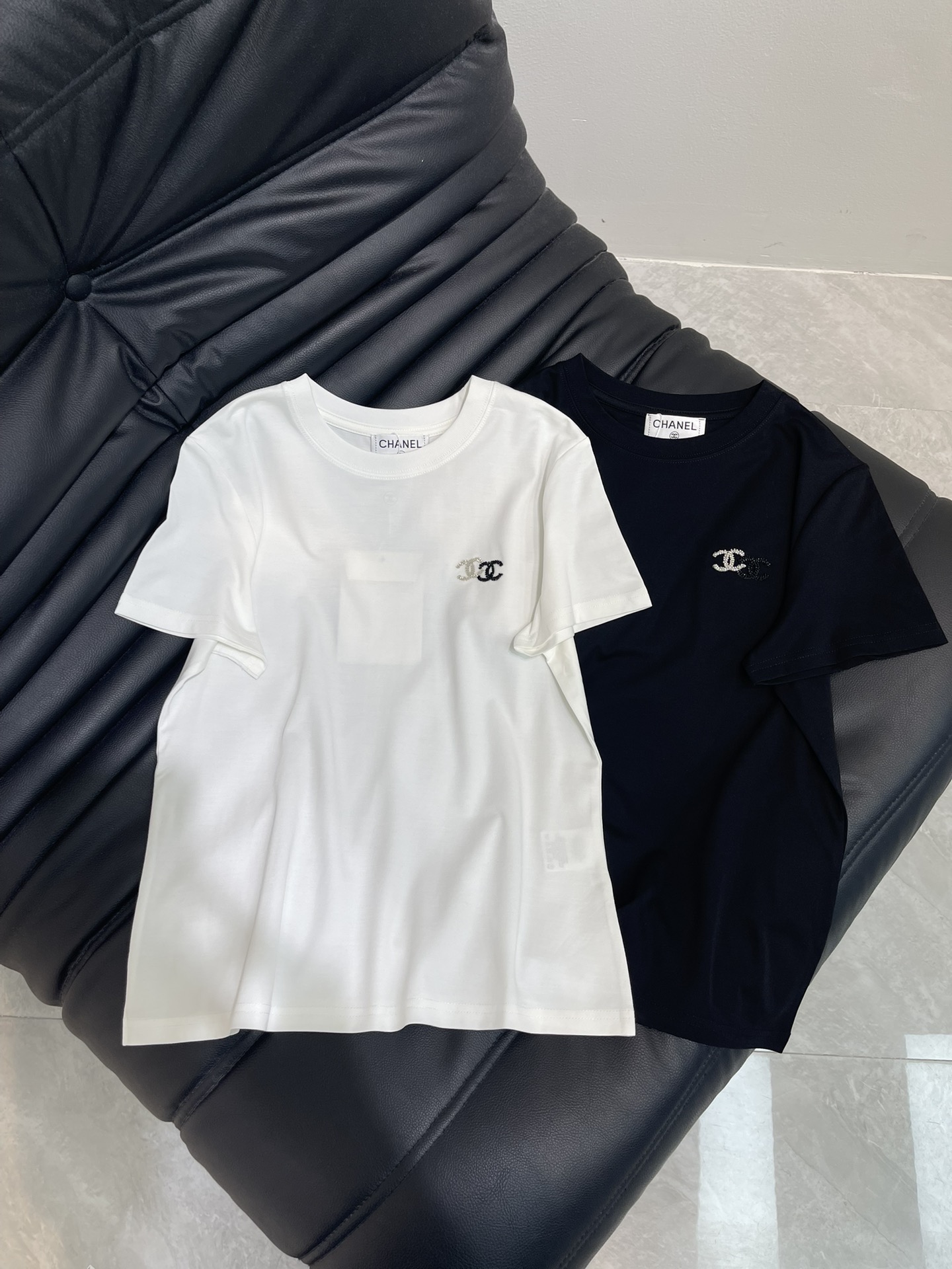 NO:425598,Chane*25 spring and summer new Xiaoxiang Heavy Industry Bead Chip logo short-sleeved T-shirt. It uses mercerized cotton fabric with soft and delicate texture, simple and versatile, and reduces age-reducing temperament!  The body shape is comfortable and beautiful!  Very suitable for summer wear.S-XXL, chanel, T-shirt,tees, t-shirt,alexander wang19860909Chane*25春夏新款小香重工珠片logo短袖T恤.采用丝光棉面料质感柔软细腻,简约百搭,减龄气质！版型修身上身效果舒适好看！非常适合夏日穿着.S-XXL,,chanel,T-shirt,tees，t-shirt,alexander wang,Women's clothing