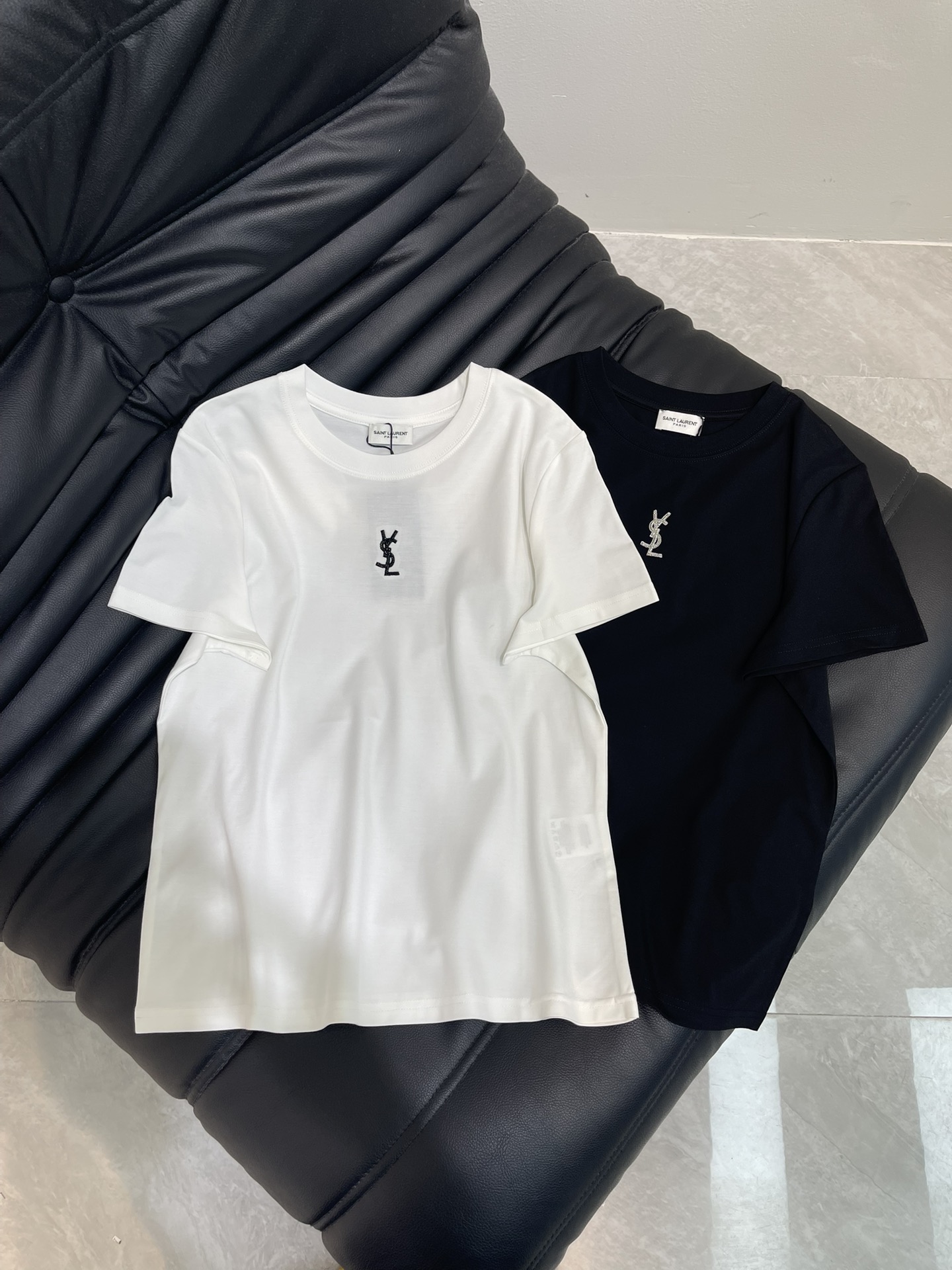 NO:425602,Ysl*25 spring and summer new heavy industry bead piece logo embroidered short-sleeved T-shirt. It uses mercerized cotton fabric with soft and delicate texture, simple and versatile, and reduces age-reducing temperament!  The body shape is comfortable and beautiful!  Very suitable for summer wear.S-XXL, saint laurent,T-shirt,tees,t-shirt,alexander wang19860909Ysl*25春夏新款重工珠片logo刺绣短袖T恤.采用丝光棉面料质感柔软细腻,简约百搭,减龄气质！版型修身上身效果舒适好看！非常适合夏日穿着.S-XXL,,saint laurent,T-shirt,tees，t-shirt,alexander wang,Women's clothing