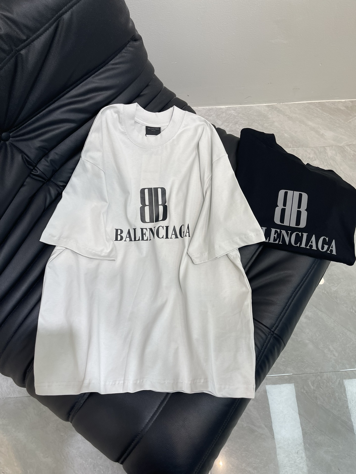 NO:426388,BALENCI*GA/Paris 25 latest Paris new LOGO printed short-sleeved T-shirt. The brick cabinet is synchronized. The fabric is made of Paris ZP fixed-woven and dyed cotton double yarn. The weight is 260 grams, the cloth surface is clean, the cloth pattern is clear, soft and comfortable. The thread is fixed-dyed without color difference. The printing is made of environmentally friendly imported paddles. The letters are clear and the effect is three-dimensional. The style is OS loose shoulder-off style. The same style for men and women!  XS-L, balenciaga, T-shirt,tees, t-shirt,alexander wang19860909BALENCI*GA/巴黎25最新款巴黎新LOGO印花短袖T恤.砖柜同步.面料采用巴黎ZP定织定染全棉双纱.克重260克,布面干净.布纹清晰,柔软舒适.螺纹釆用定染无色差.印花采用环保进口胶桨.字母清晰,效果立体.版型釆用OS宽松落肩版型. 男女同款！XS-L,,balenciaga,T-shirt,tees，t-shirt,alexander wang,Women's clothing