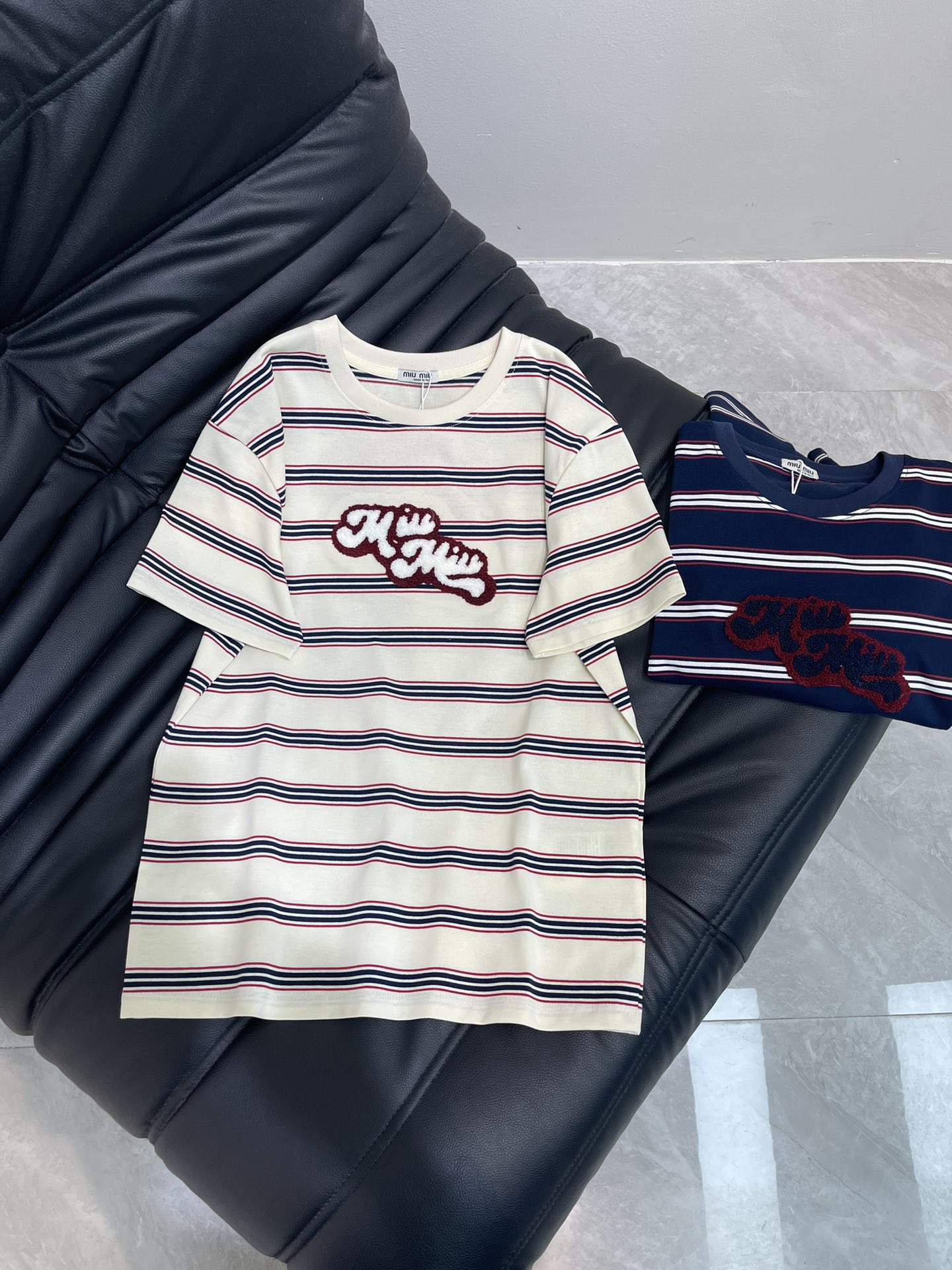 NO:425617,Miumi*25 spring and summer new striped towel embroidered letter short-sleeved T-shirt is made of pure cotton fabric. The fabric is soft and comfortable. The towel embroidered letter design is slimming and age-reducing versatile. The turning worker's wiring is flat and delicate. Perfect details. High quality √ High version √ Three standards are complete. SML,,miumiu, T-shirt,tees, t-shirt,alexander wang19860909Miumi*25春夏新款条纹毛巾绣字母短袖T恤 采用纯棉面料 面料柔软舒适 毛巾绣字母设计 显瘦减龄百搭款 车工走线平整细腻 完美细节处理 高品质√高版本√三标齐全√ SML,,miumiu,T-shirt,tees，t-shirt,alexander wang,Women's clothing