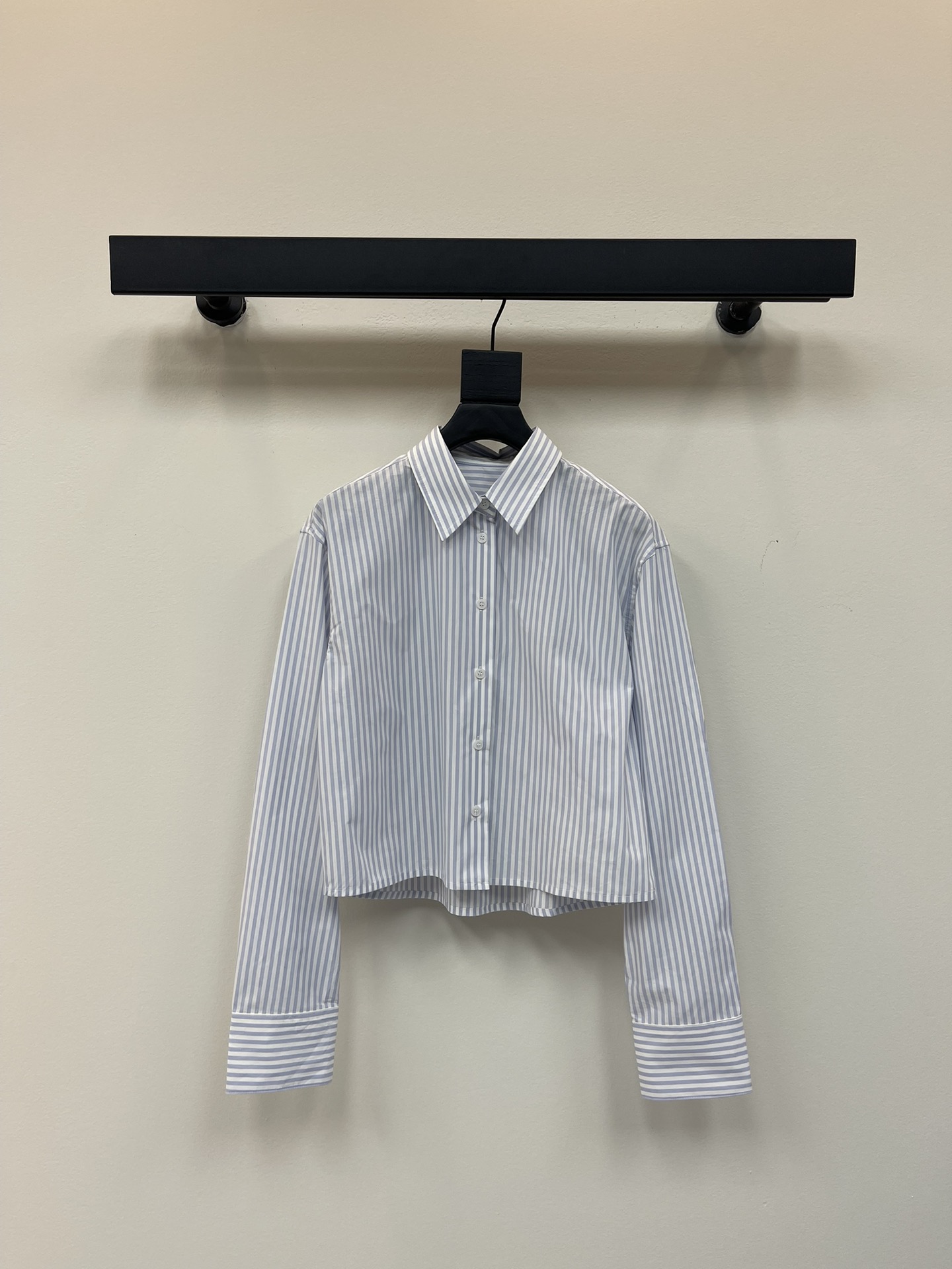 NO:429906,*New 1996 striped printed shirt This shirt is made of poplin cotton with brand logo pattern on the back Shirt neckline Button closure Straight short style Casual style Light blue SML, Shirts,alexander wang19860909*新品1996条纹印花衬衫 此款衬衫由府绸棉制成 背部饰有品牌徽标图案 衬衫领口 纽扣开合 直筒短款版型 休闲版型 浅蓝色 SML,,shirts,alexander wang,Women's clothing