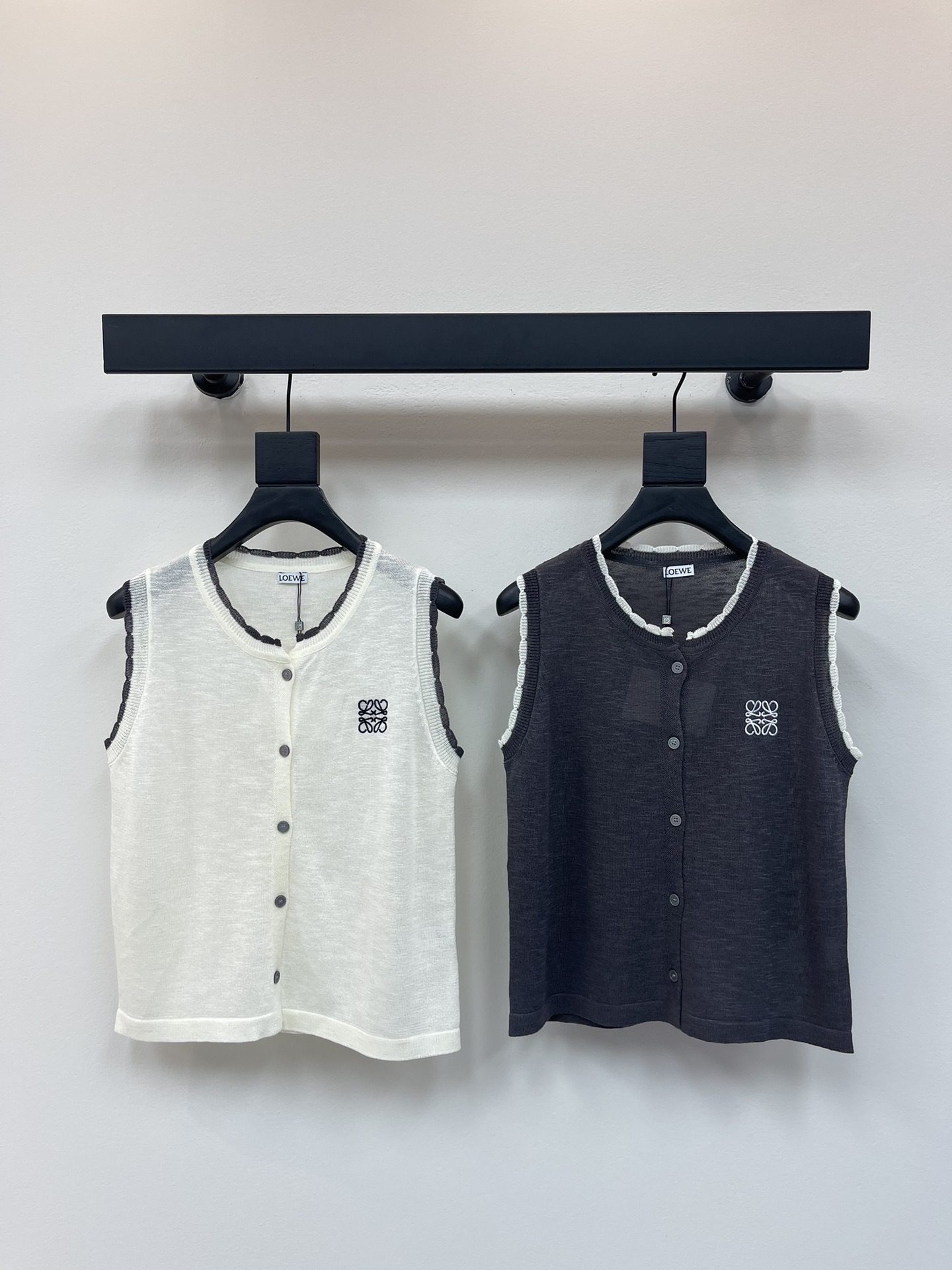 NO:425613,Loew*25 new round neck contrast knitted vest vest!  Customized YB imported knitted material, comfortable and soft, fashionable, decorated with open-clad button adjustment design, adding layered look, embroidered with iconic letter embroidered logo decoration on the chest, highlighting the brand tone, the overall style is low-key and textured, casual and fashionable, suitable for commuting and daily travel!  SML, loewe,alexander wang19860909Loew*25新款圆领撞色针织背心马甲！定制YB进口针织材质 舒适软糯 穿搭洋气 饰以开襟纽扣调节设计 增添造型层次感 胸前点缀标志性字母刺绣徽标装饰 彰显品牌调性 整体风格低调不失质感 穿搭休闲时髦 通勤日常出行都适配！SML,,loewe,alexander wang,Women's clothing