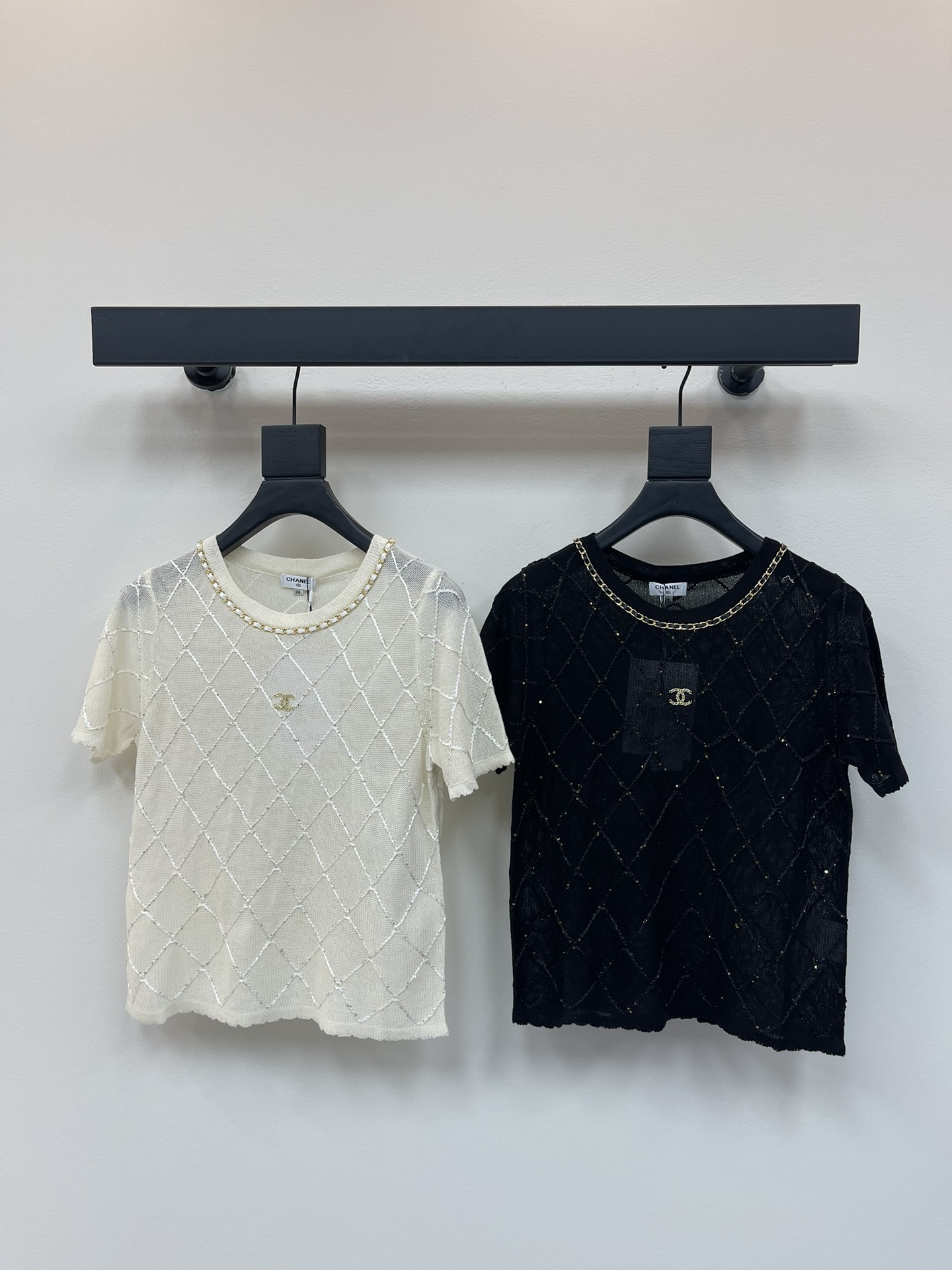 NO:426410,CHANE*25 new three-dimensional diamond knitted short sleeves!  Customized silk yarn wool yarn is weaving, with high-quality texture and full of quality. The chest is decorated with three-dimensional leather chains and is covered with diamond texture. It is rich in layers. The double C-point diamond logo on the chest is decorated with a straight brand style. It perfectly interprets the elegant and rich sense of intellectuality and gentleness!  SML, chanel, T-shirt, alexander wang19860909CHANE*25新款立体菱格针织短袖！定制丝毛纱线织造 质感高级 品相十足 胸口以立体皮革链条捆边装饰 配合菱格纹理满铺于全身 层次丰富 胸前双C点钻徽标装饰 品牌格调立显 完美演绎优雅千金感 知性温柔！SML,,chanel,T-shirt,alexander wang,Women's clothing