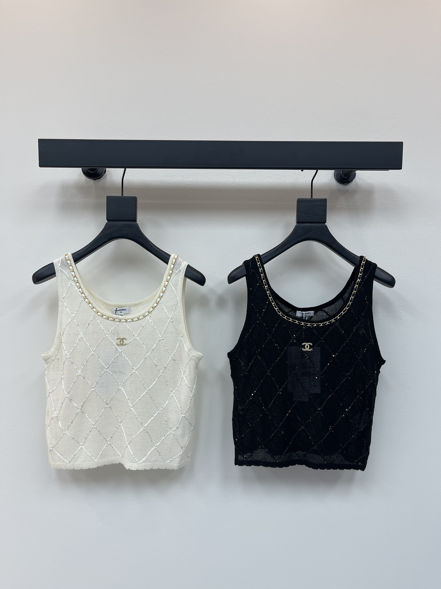 NO:426406,CHANE*25 new three-dimensional diamond knitted vest!  Customized silk yarn wool yarn is weaving, with high-quality texture and full of quality. The chest is decorated with three-dimensional leather chains and is covered with diamond texture. It is rich in layers. The double C-point diamond logo on the chest is decorated with a straight brand style. It perfectly interprets the elegant and rich sense of intellectuality and gentleness!  SML, chanel,alexander wang19860909CHANE*25新款立体菱格针织背心！定制丝毛纱线织造 质感高级 品相十足 胸口以立体皮革链条捆边装饰 配合菱格纹理满铺于全身 层次丰富 胸前双C点钻徽标装饰 品牌格调立显 完美演绎优雅千金感 知性温柔！SML,,chanel,alexander wang,Women's clothing