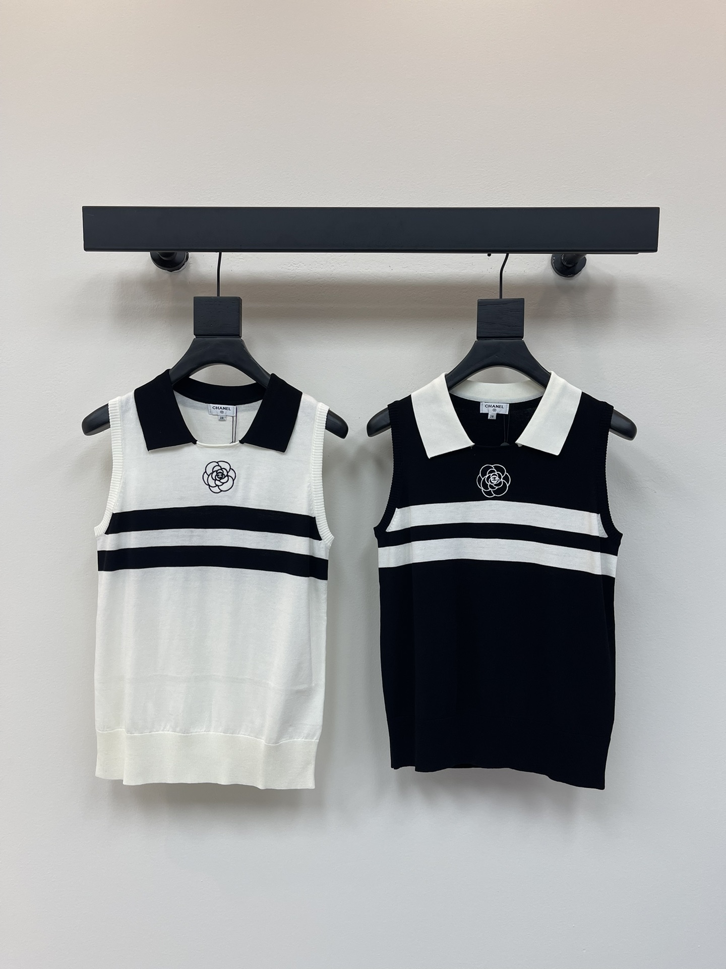 NO:425609,CHANE*25 new lapel knitted sleeveless vest!  Customized silk yarn weaving, comfortable and breathable texture, lapel knitted vest cut, large body stripes contrasting color, iconic embroidered camellia letter logo, highlighting the brand style, loose and inclusive figure, showing the relaxed tone, highlighting the light luxury and fashionable temperament, can be worn alone and layered, the first choice for all seasons of fashionable outfits!  SML, chanel,alexander wang19860909CHANE*25新款翻领针织无袖背心！定制丝毛纱线织造 质感舒适透气 翻领针织背心剪裁 大身条纹撞色 标志性刺绣山茶花字母徽标 彰显品牌格调 版型宽松包容身材 尽显松弛调性 凸显轻奢时髦气质 单穿叠穿均可 四季时尚穿搭首选！SML,,chanel,alexander wang,Women's clothing