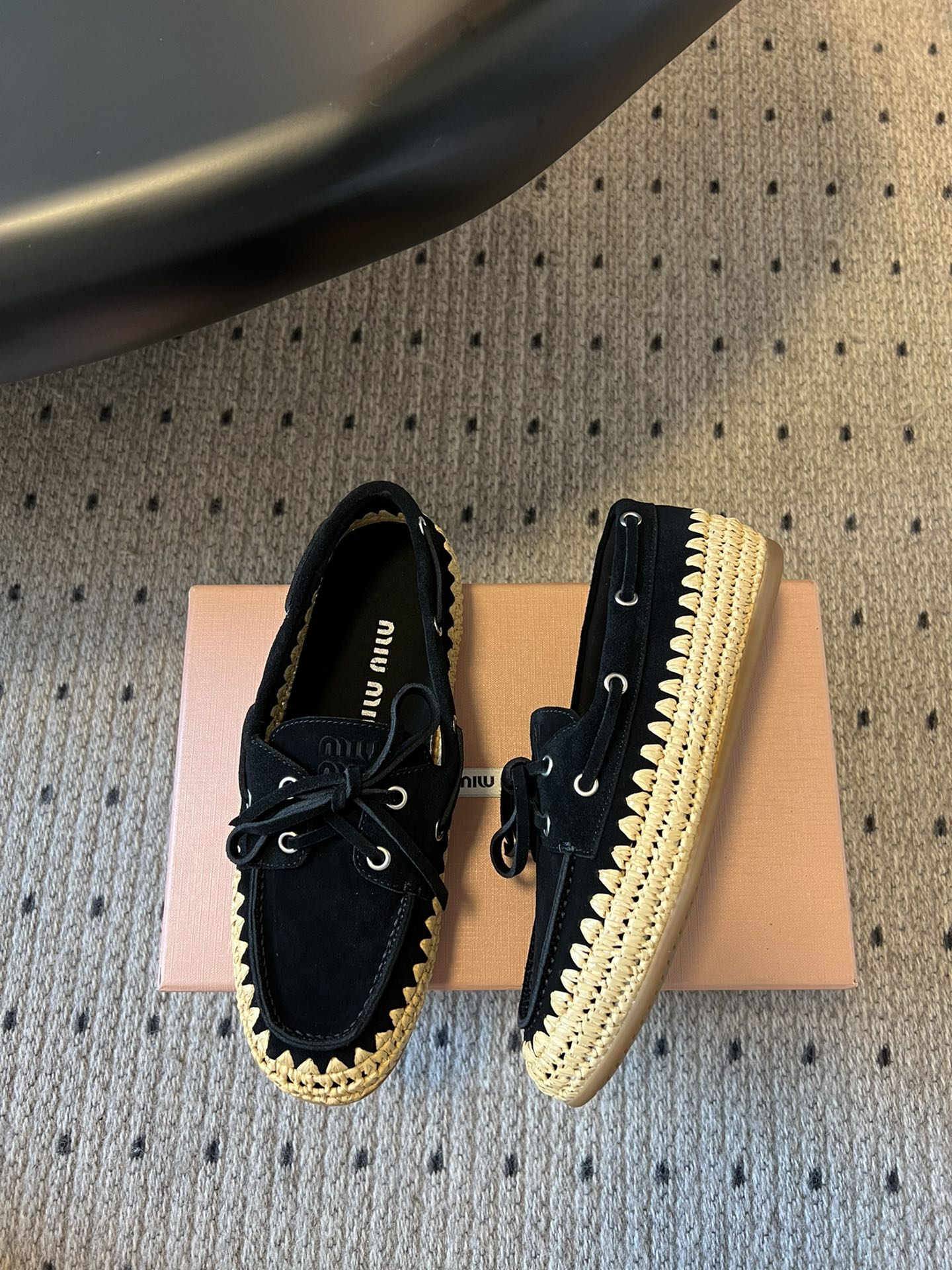 
Miu Miu* 25ss拉菲草编玛丽珍平底单鞋

代购级别 纯手工编织 搭配少女Miu标志 精致又摩