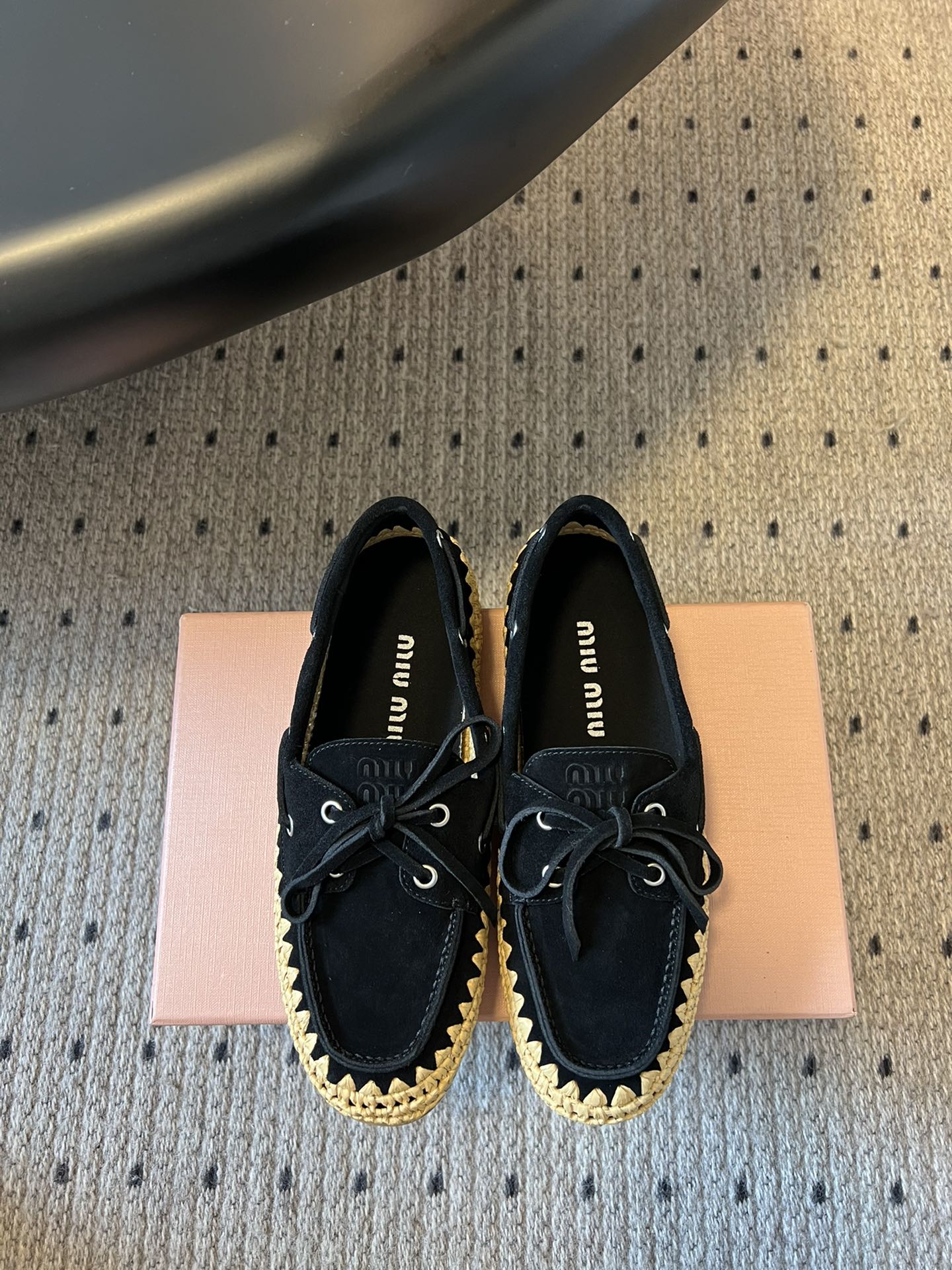 
Miu Miu* 25ss拉菲草编玛丽珍平底单鞋

代购级别 纯手工编织 搭配少女Miu标志 精致又摩