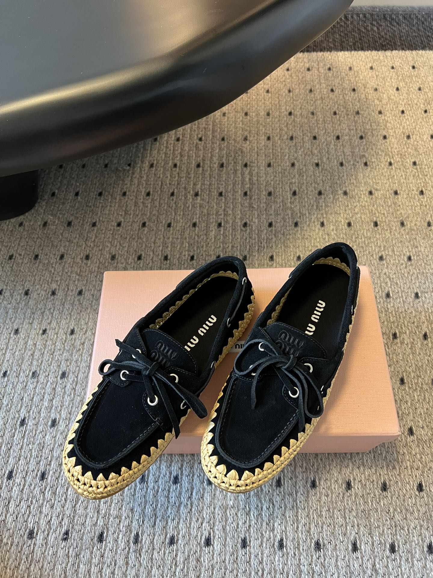 
Miu Miu* 25ss拉菲草编玛丽珍平底单鞋

代购级别 纯手工编织 搭配少女Miu标志 精致又摩