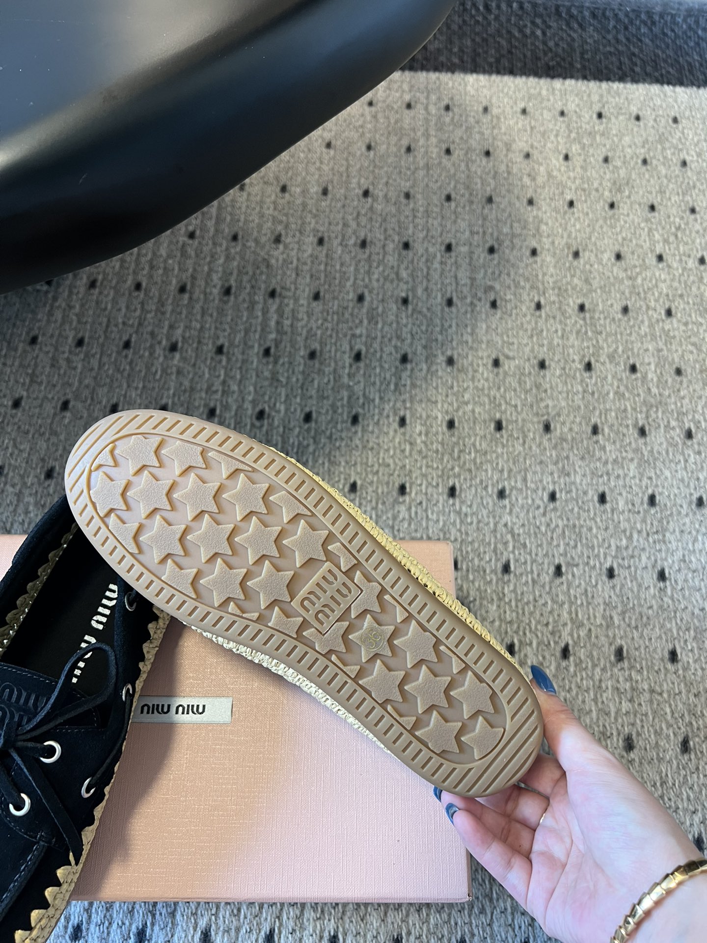 
Miu Miu* 25ss拉菲草编玛丽珍平底单鞋

代购级别 纯手工编织 搭配少女Miu标志 精致又摩