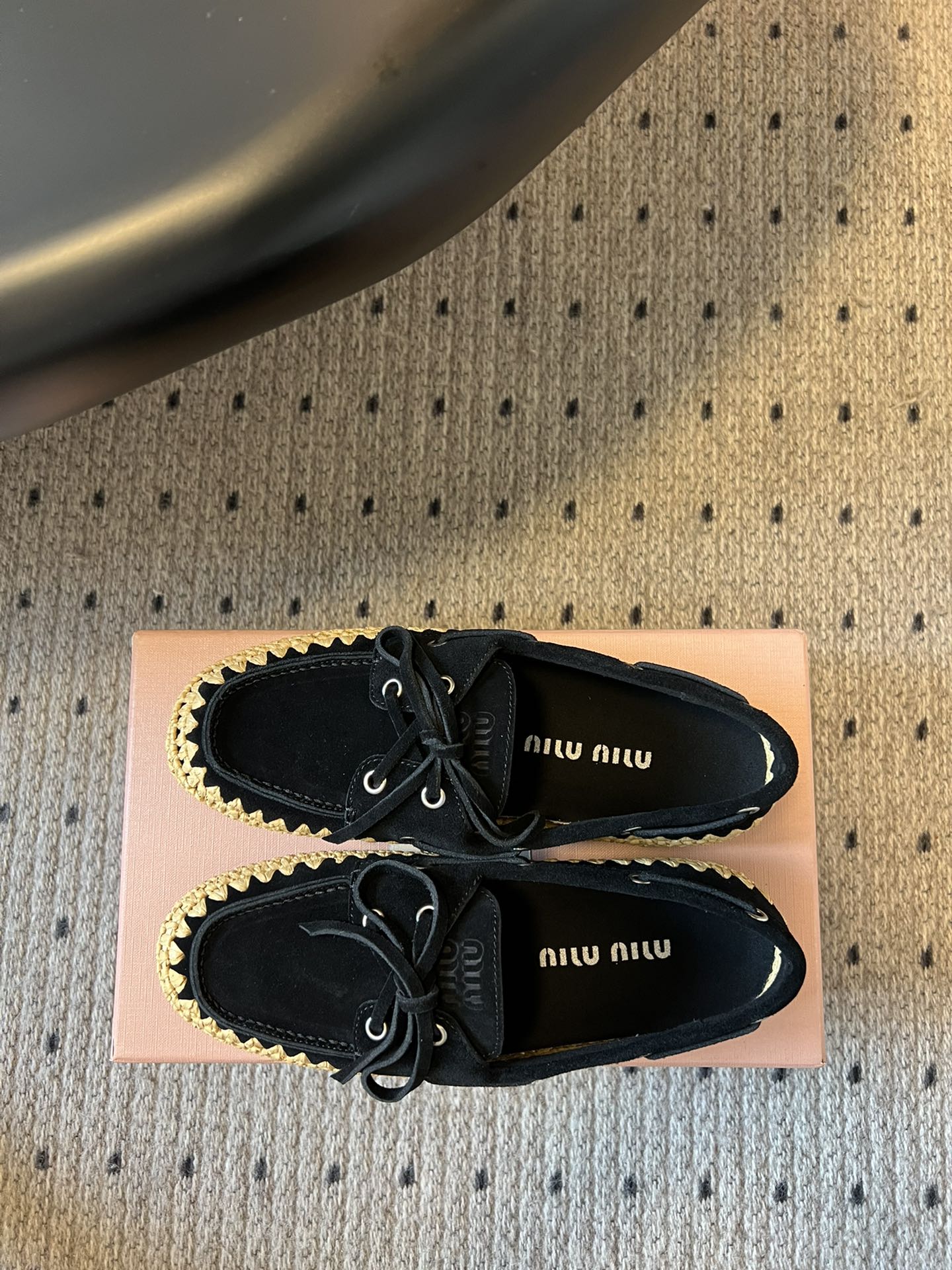 
Miu Miu* 25ss拉菲草编玛丽珍平底单鞋

代购级别 纯手工编织 搭配少女Miu标志 精致又摩