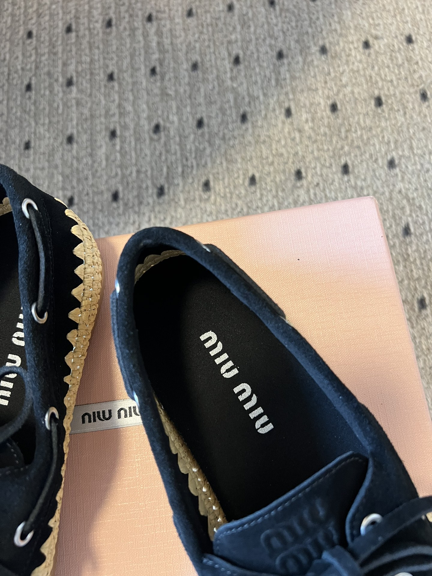 
Miu Miu* 25ss拉菲草编玛丽珍平底单鞋

代购级别 纯手工编织 搭配少女Miu标志 精致又摩