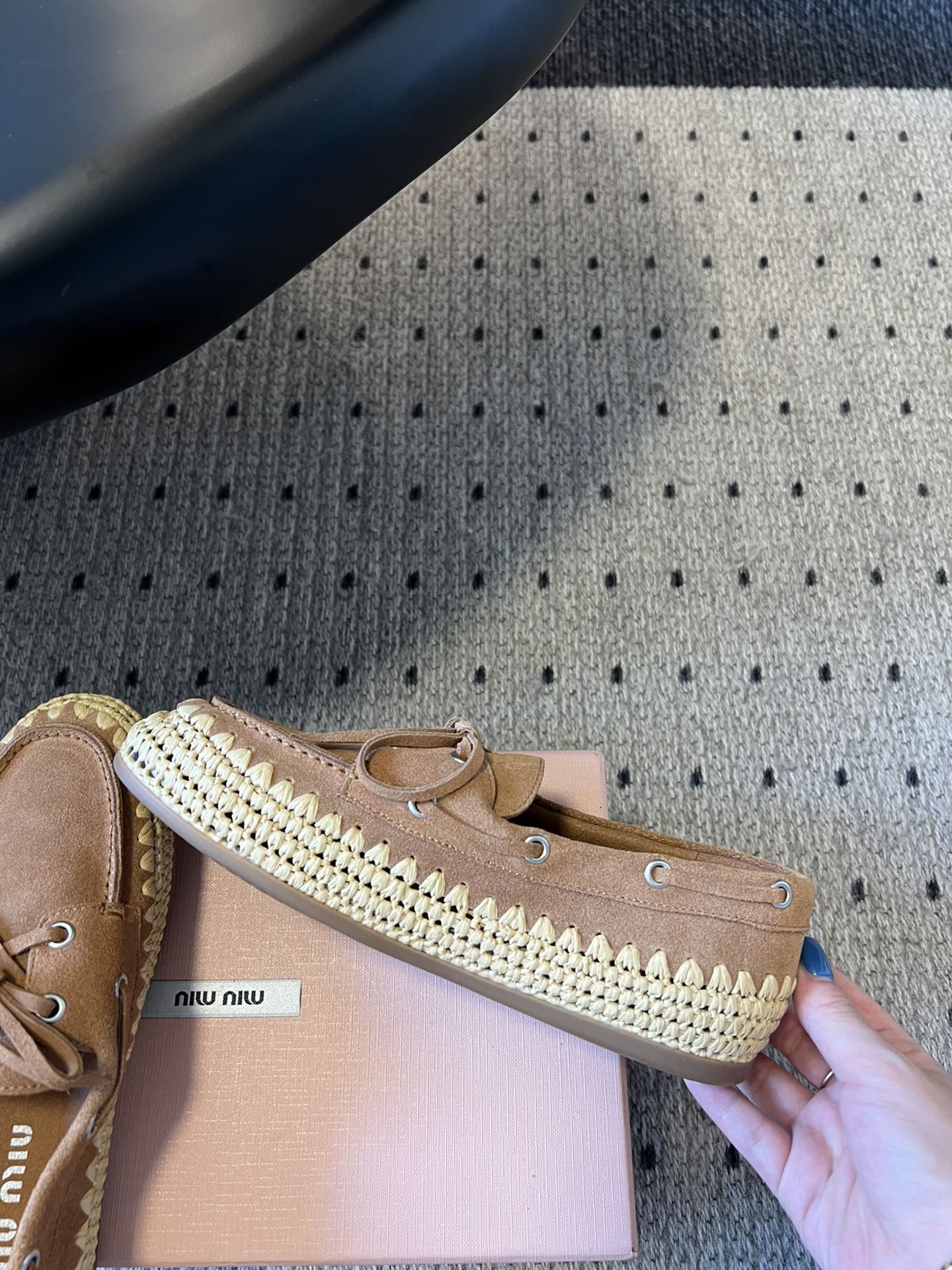 
Miu Miu* 25ss拉菲草编玛丽珍平底单鞋

代购级别 纯手工编织 搭配少女Miu标志 精致又摩