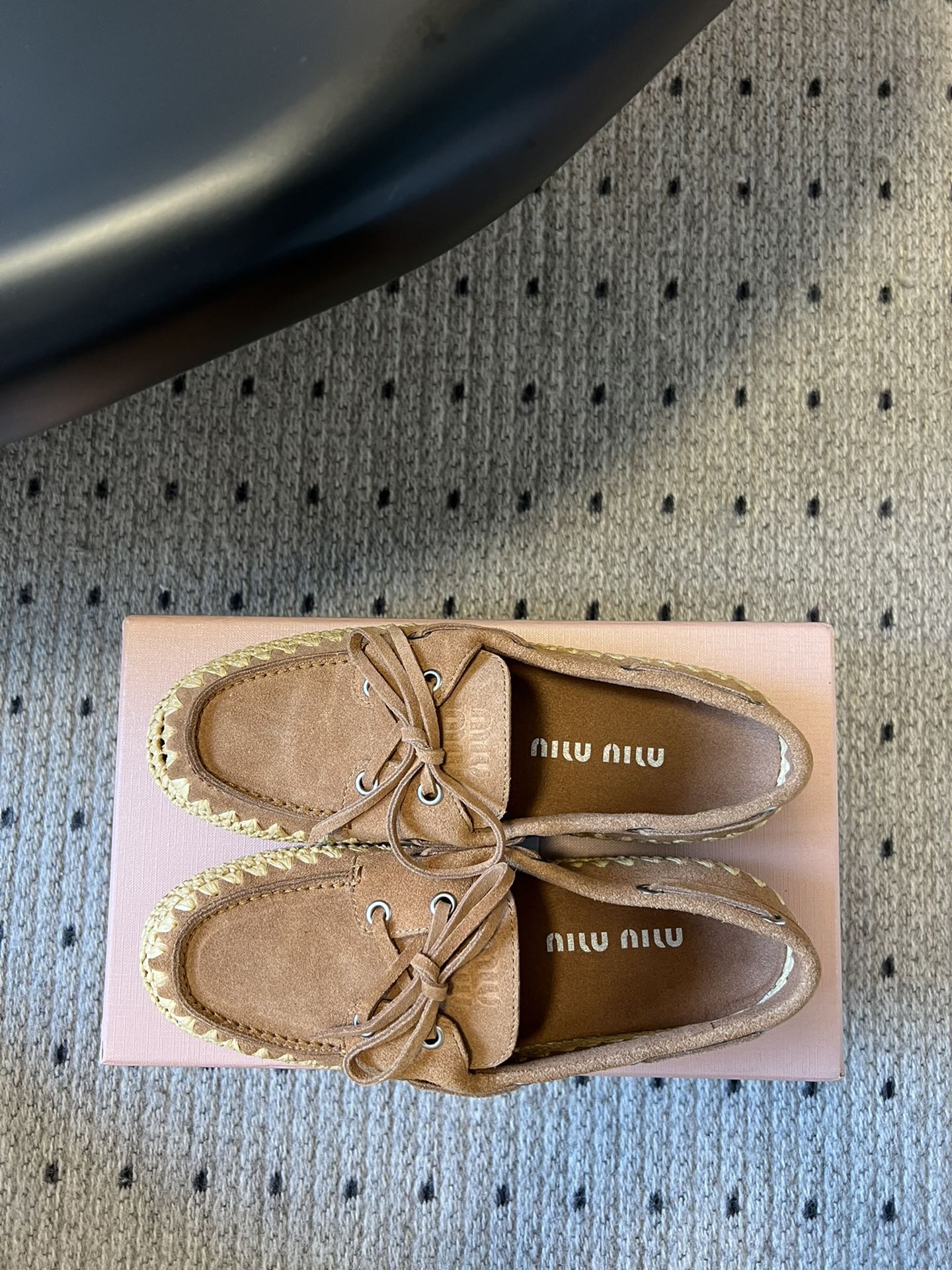 
Miu Miu* 25ss拉菲草编玛丽珍平底单鞋

代购级别 纯手工编织 搭配少女Miu标志 精致又摩