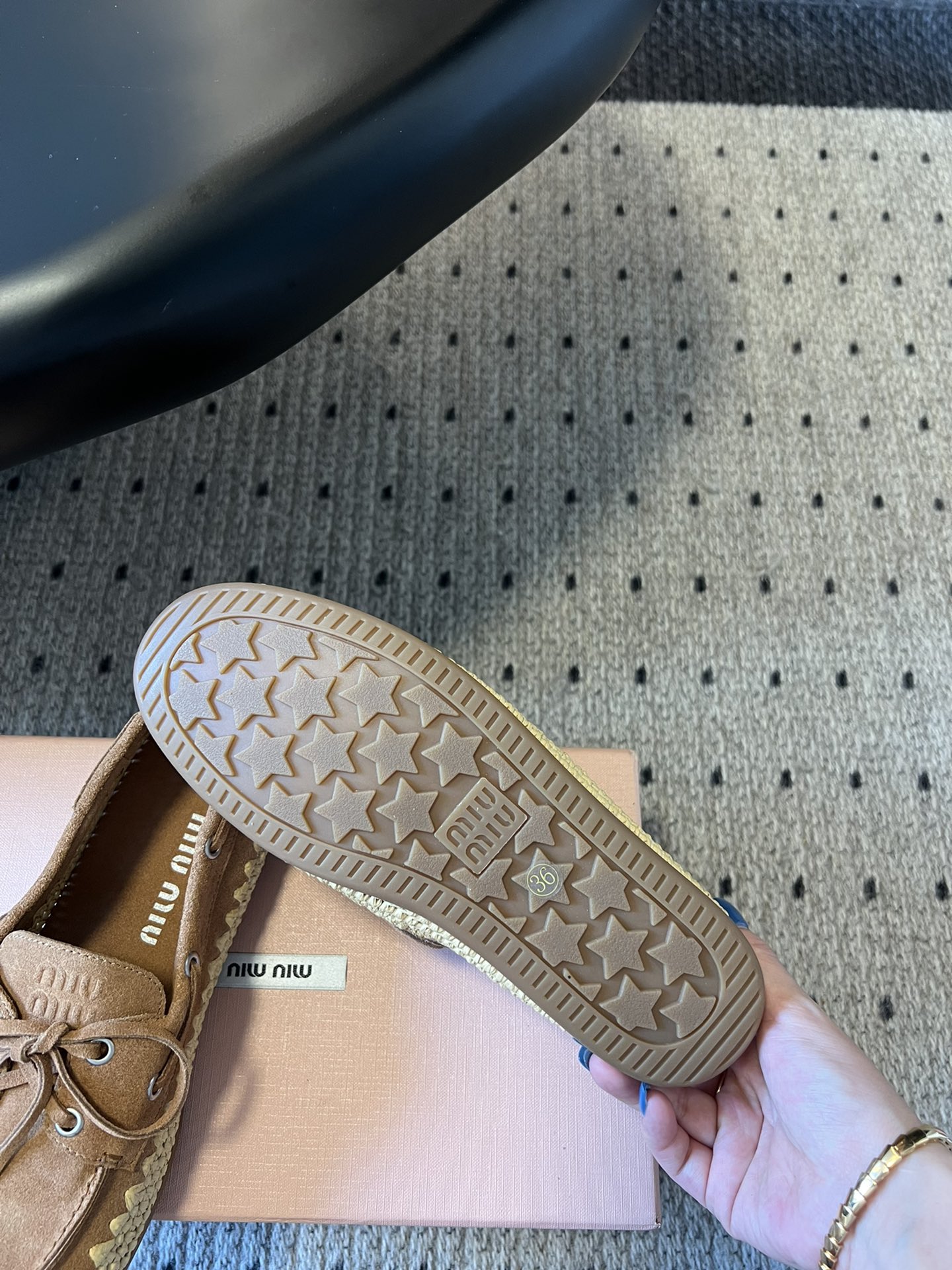 
Miu Miu* 25ss拉菲草编玛丽珍平底单鞋

代购级别 纯手工编织 搭配少女Miu标志 精致又摩