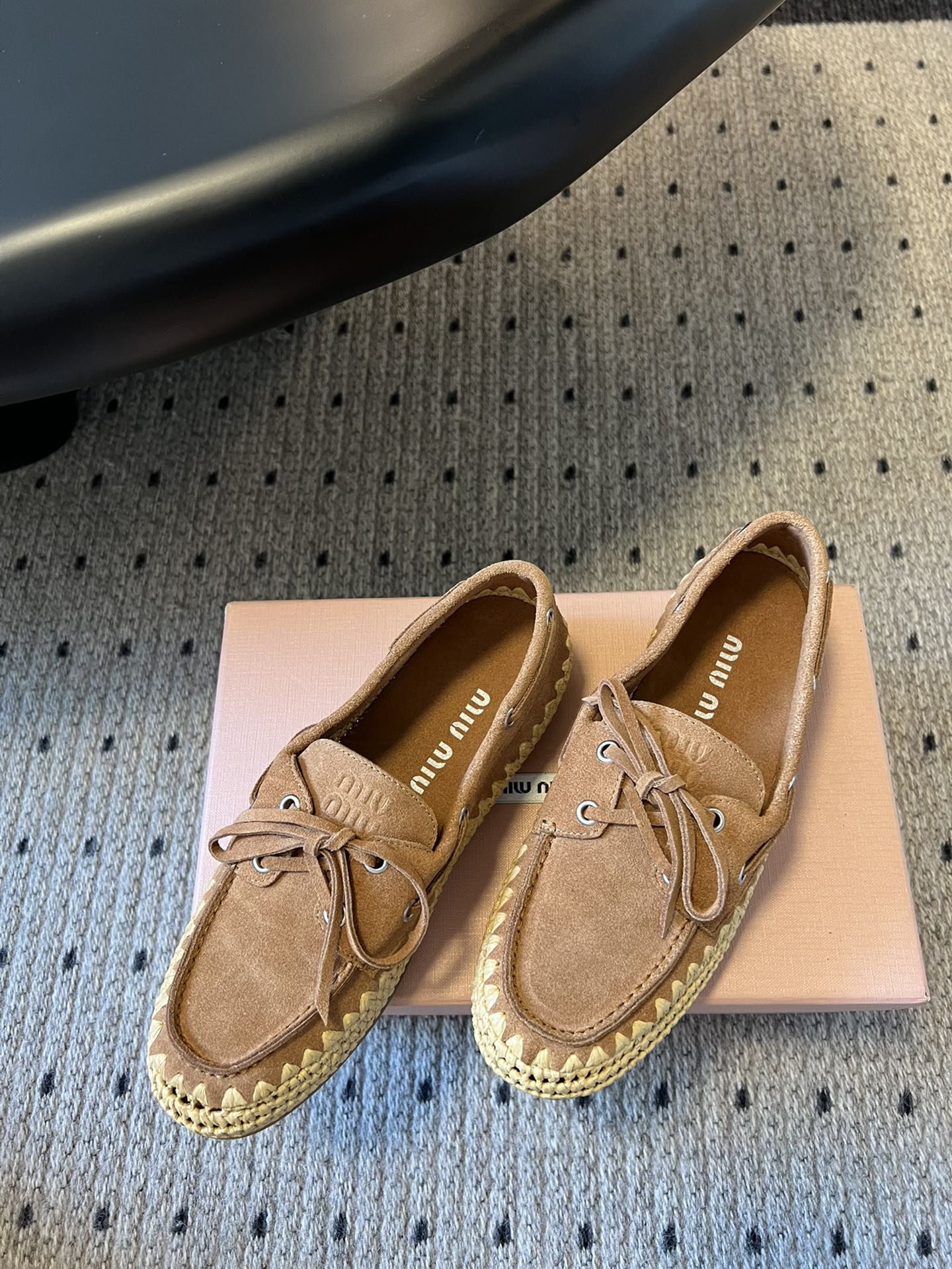 
Miu Miu* 25ss拉菲草编玛丽珍平底单鞋

代购级别 纯手工编织 搭配少女Miu标志 精致又摩