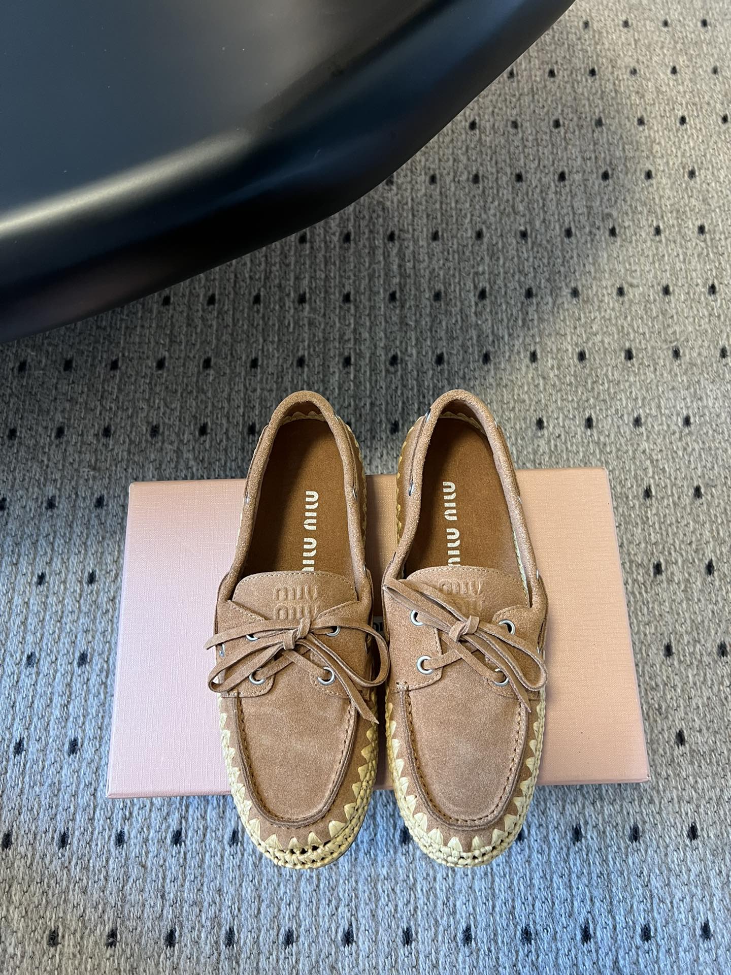 
Miu Miu* 25ss拉菲草编玛丽珍平底单鞋

代购级别 纯手工编织 搭配少女Miu标志 精致又摩