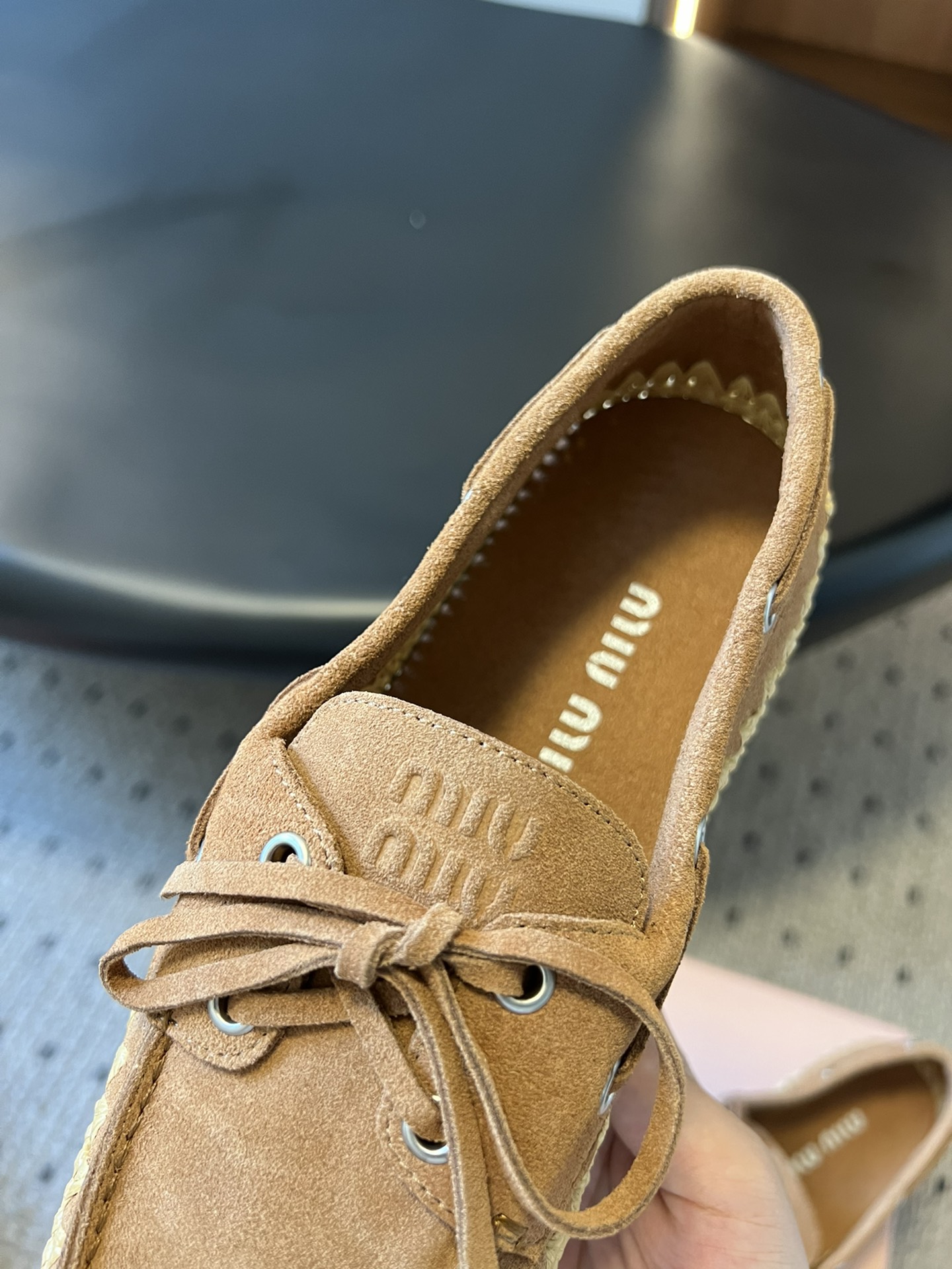 
Miu Miu* 25ss拉菲草编玛丽珍平底单鞋

代购级别 纯手工编织 搭配少女Miu标志 精致又摩